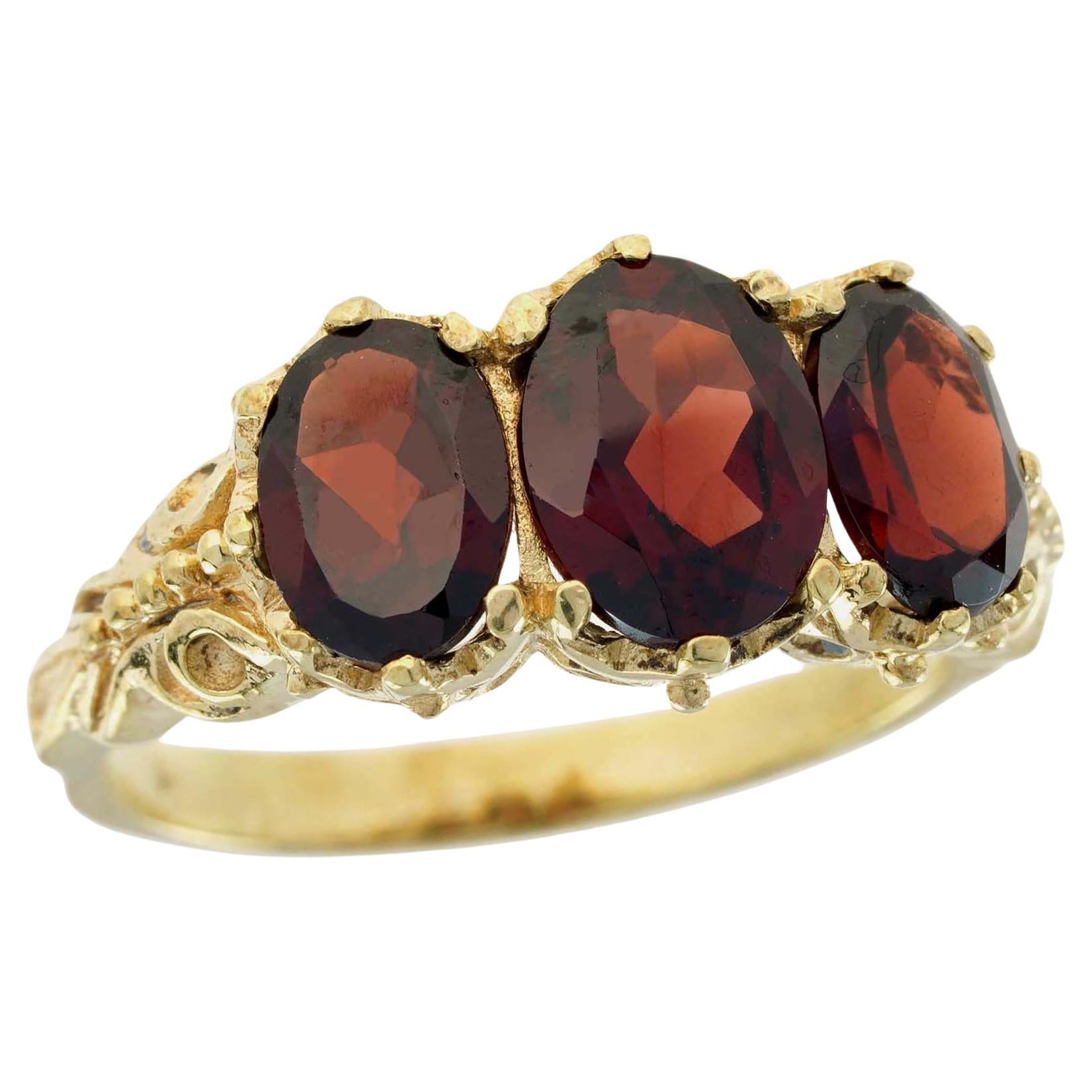 Im Angebot: Natürlicher Granat Vintage-Ring mit drei Steinen aus massivem 9K Gold ()