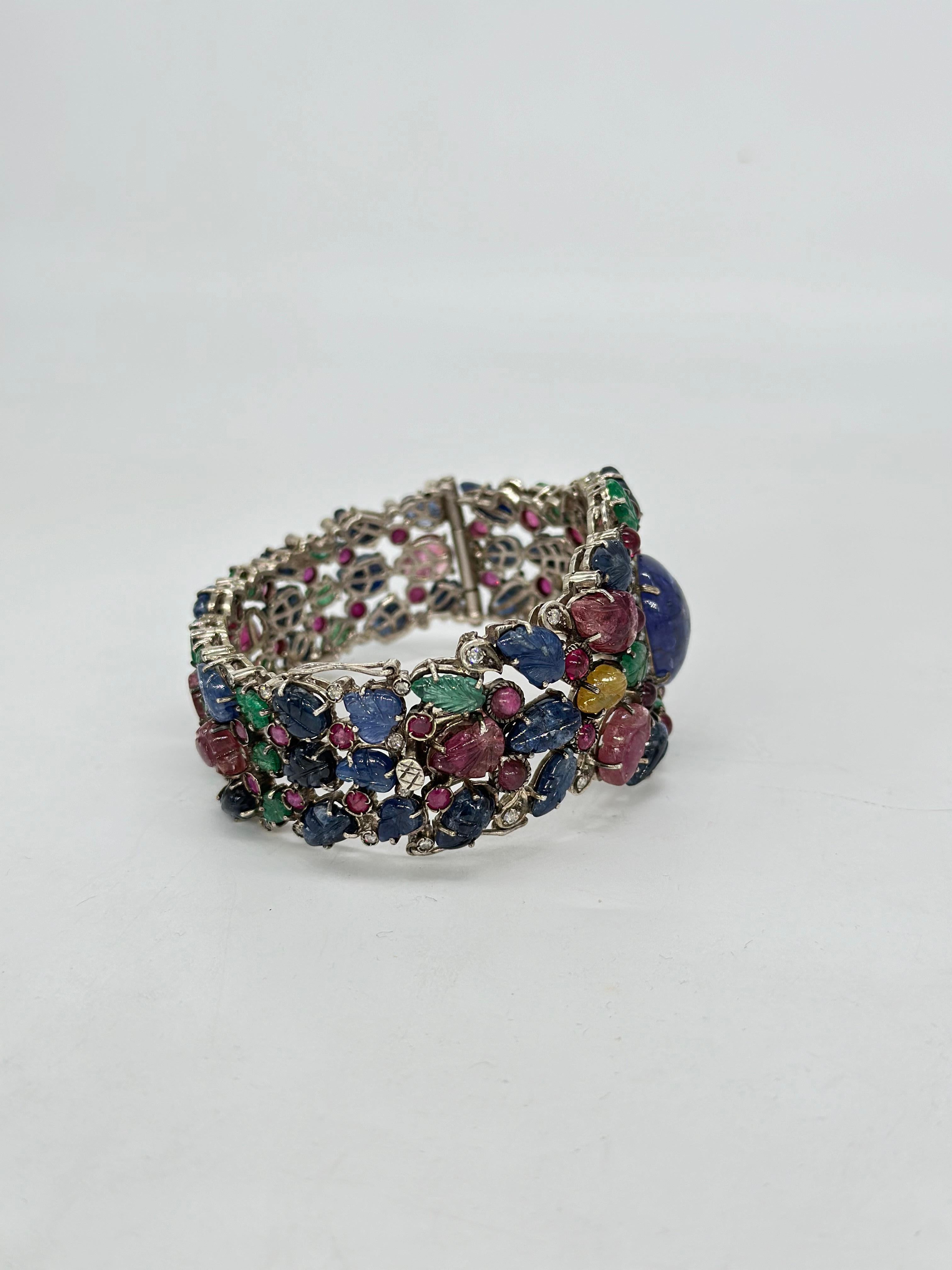 Taille brillant Bracelet en pierres naturelles sculptées émeraude rubis saphirs diamants taille brillant en vente