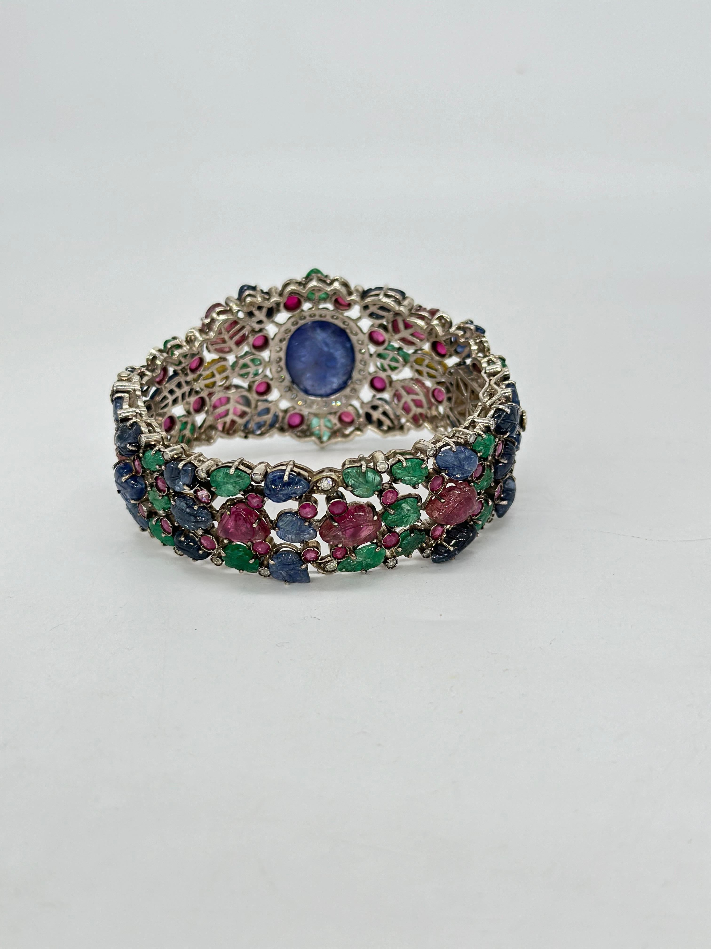 Bracelet en pierres naturelles sculptées émeraude rubis saphirs diamants taille brillant Neuf - En vente à Delhi, DL