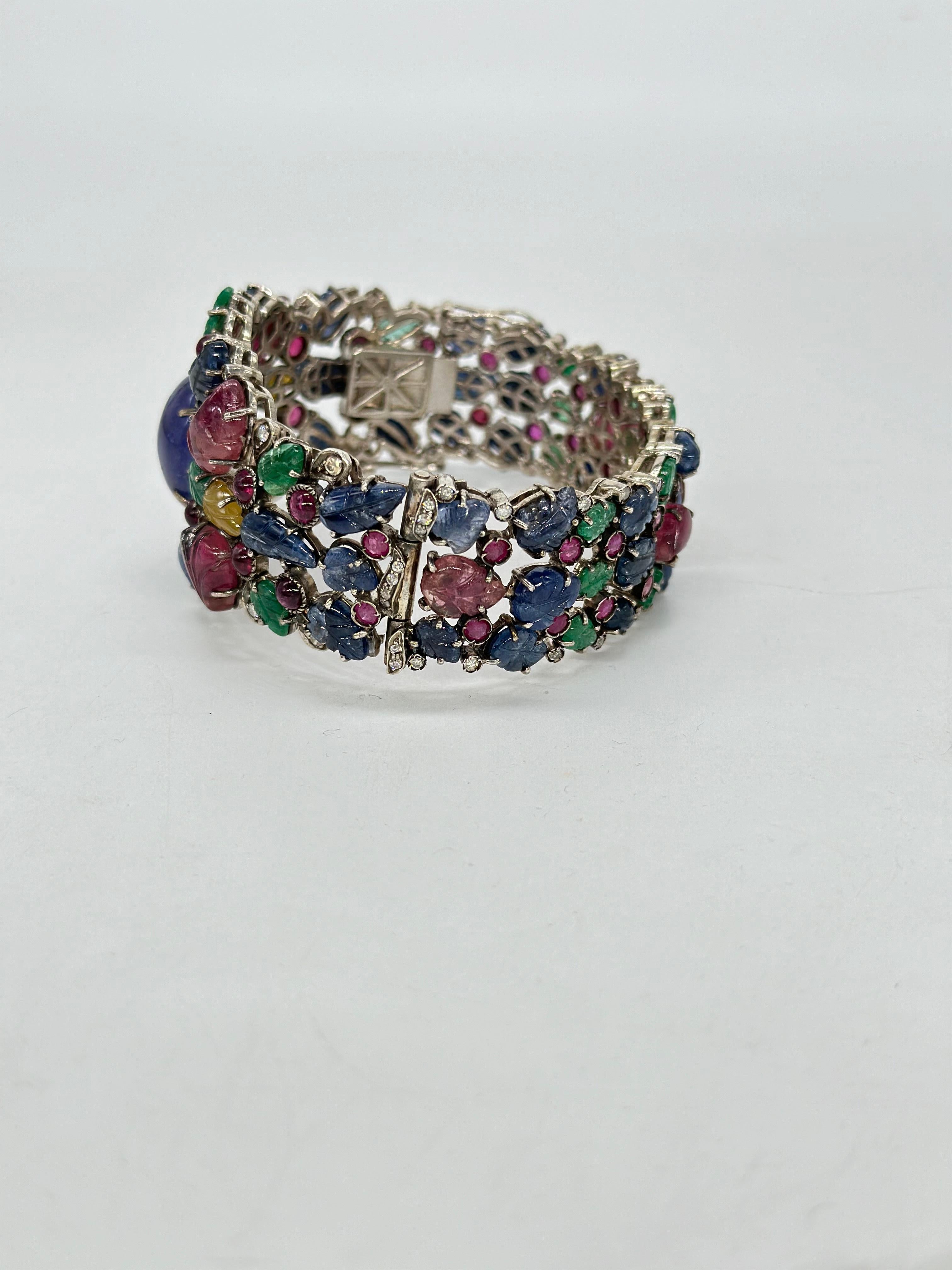 Bracelet en pierres naturelles sculptées émeraude rubis saphirs diamants taille brillant Unisexe en vente