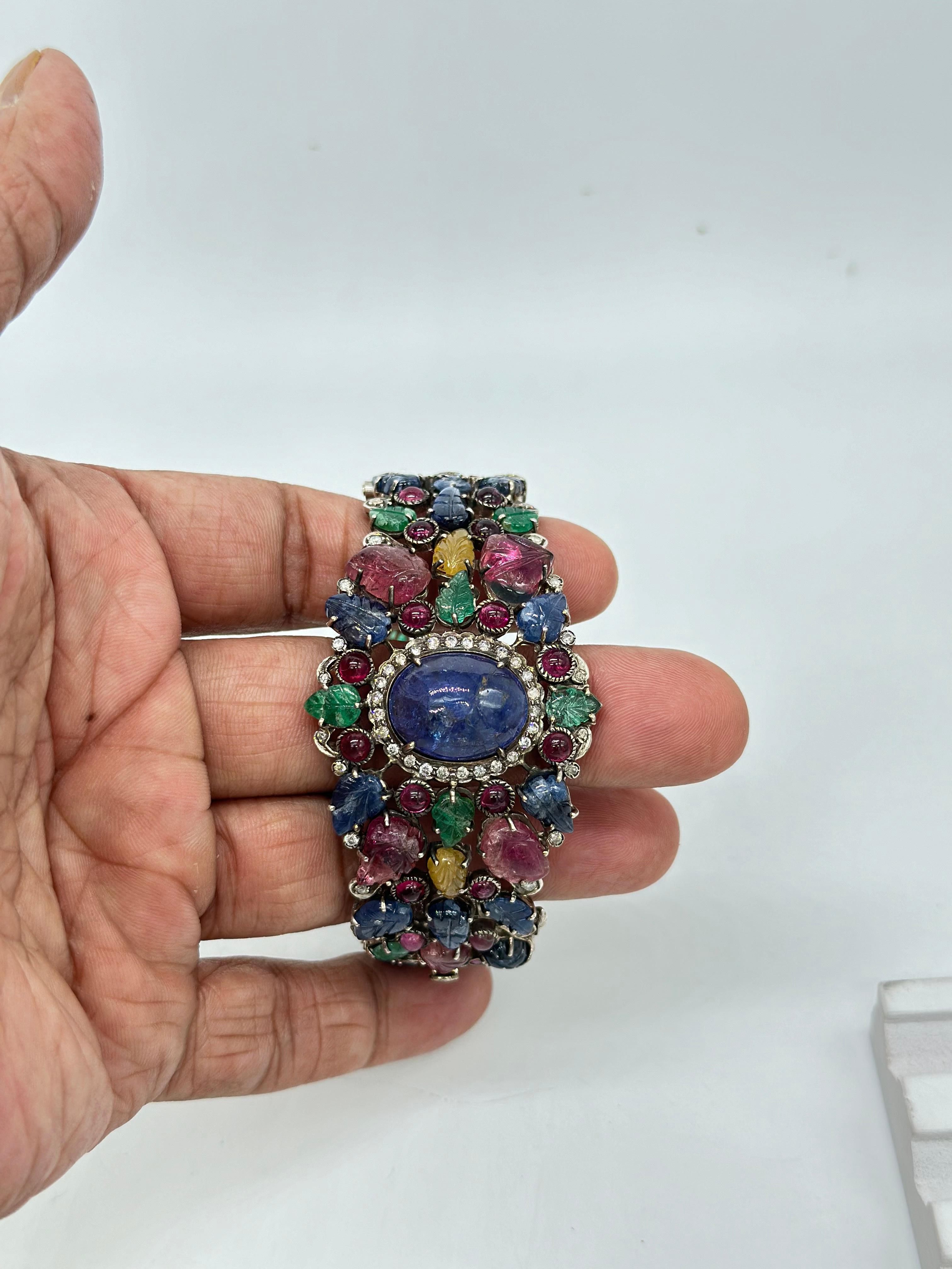 Bracelet en pierres naturelles sculptées émeraude rubis saphirs diamants taille brillant en vente 1