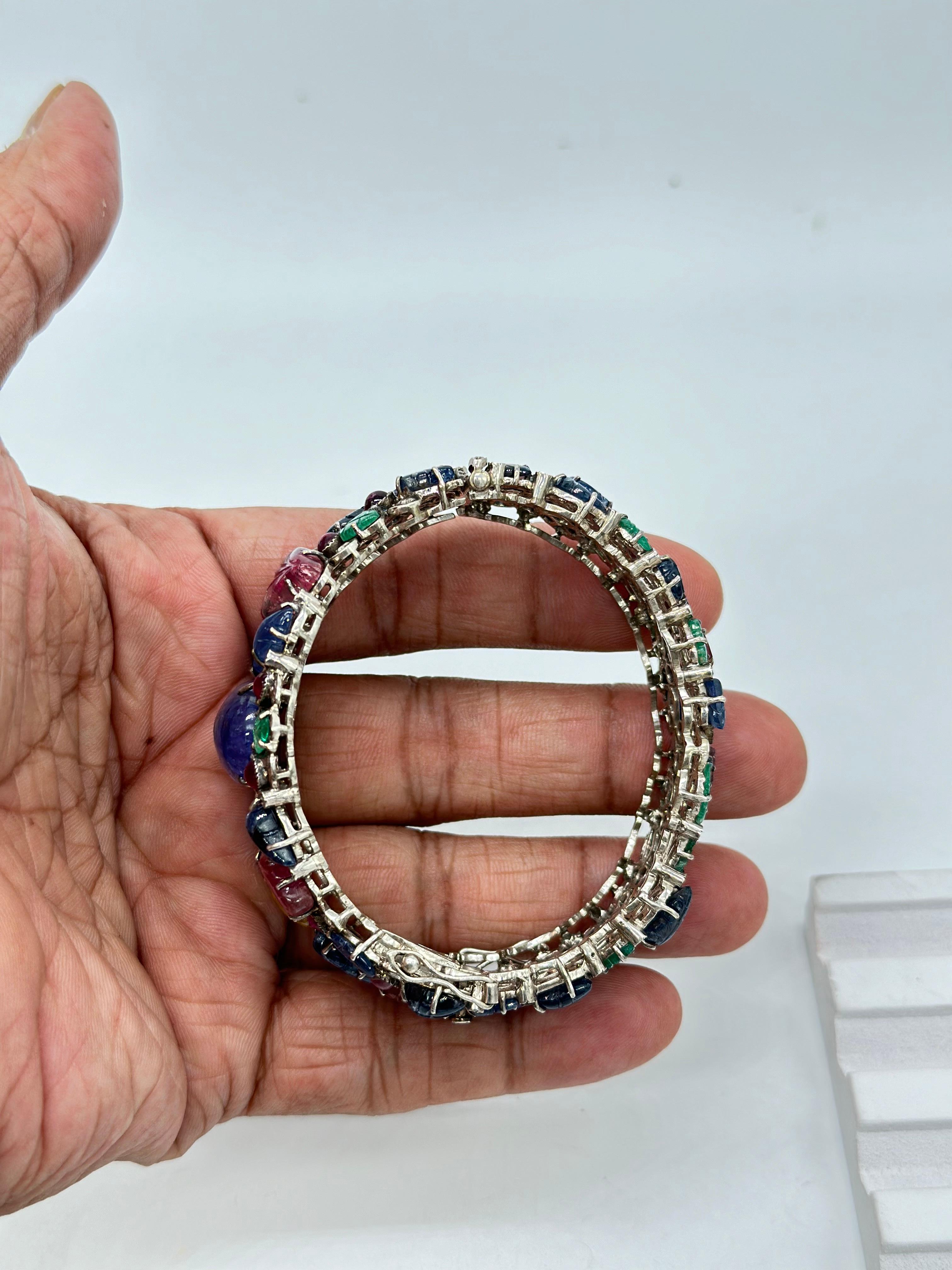 Bracelet en pierres naturelles sculptées émeraude rubis saphirs diamants taille brillant en vente 2