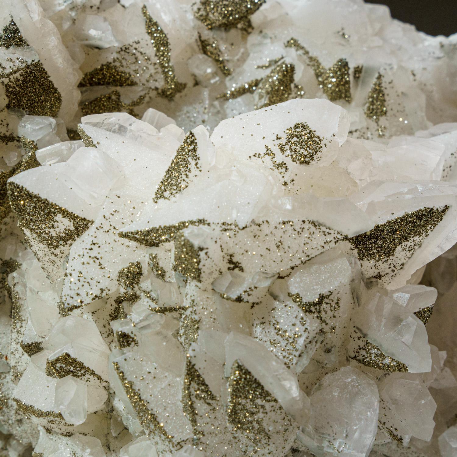 XXIe siècle et contemporain Chalcopyrite naturelle authentique en minéraux naturels sur cristaux de calcite de Chine en vente
