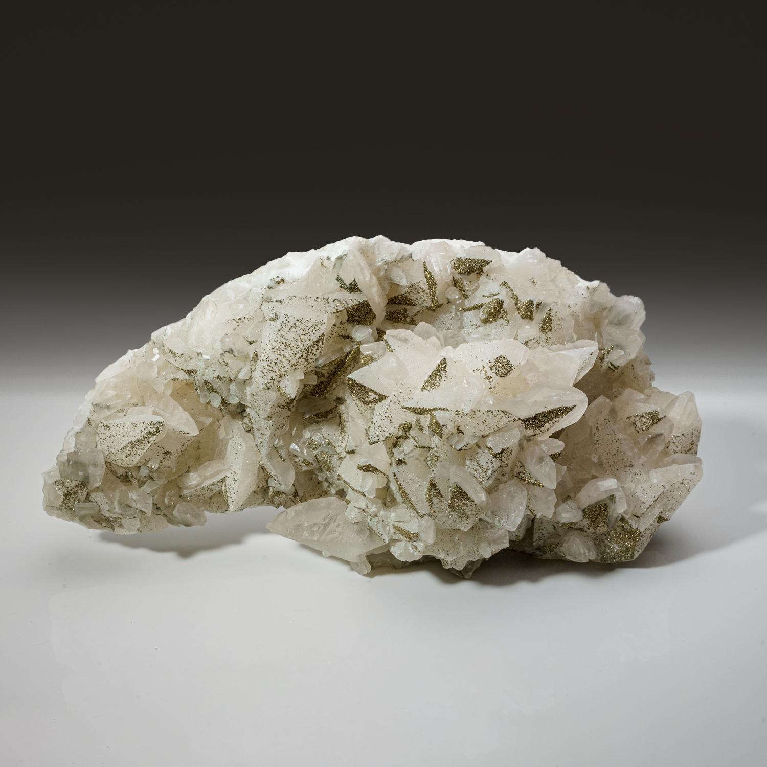 Minerale genuino naturale di calcopirite su cristalli di calcite dalla Cina In condizioni ottime in vendita a New York, NY