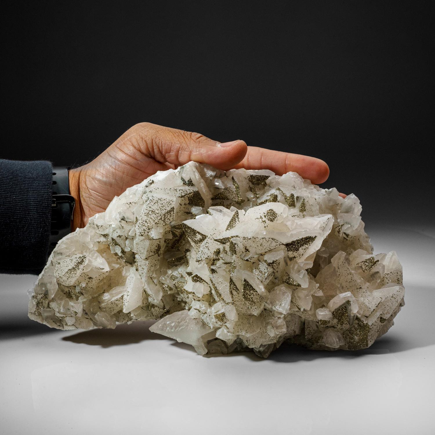 Chalcopyrite naturelle authentique en minéraux naturels sur cristaux de calcite de Chine en vente 2