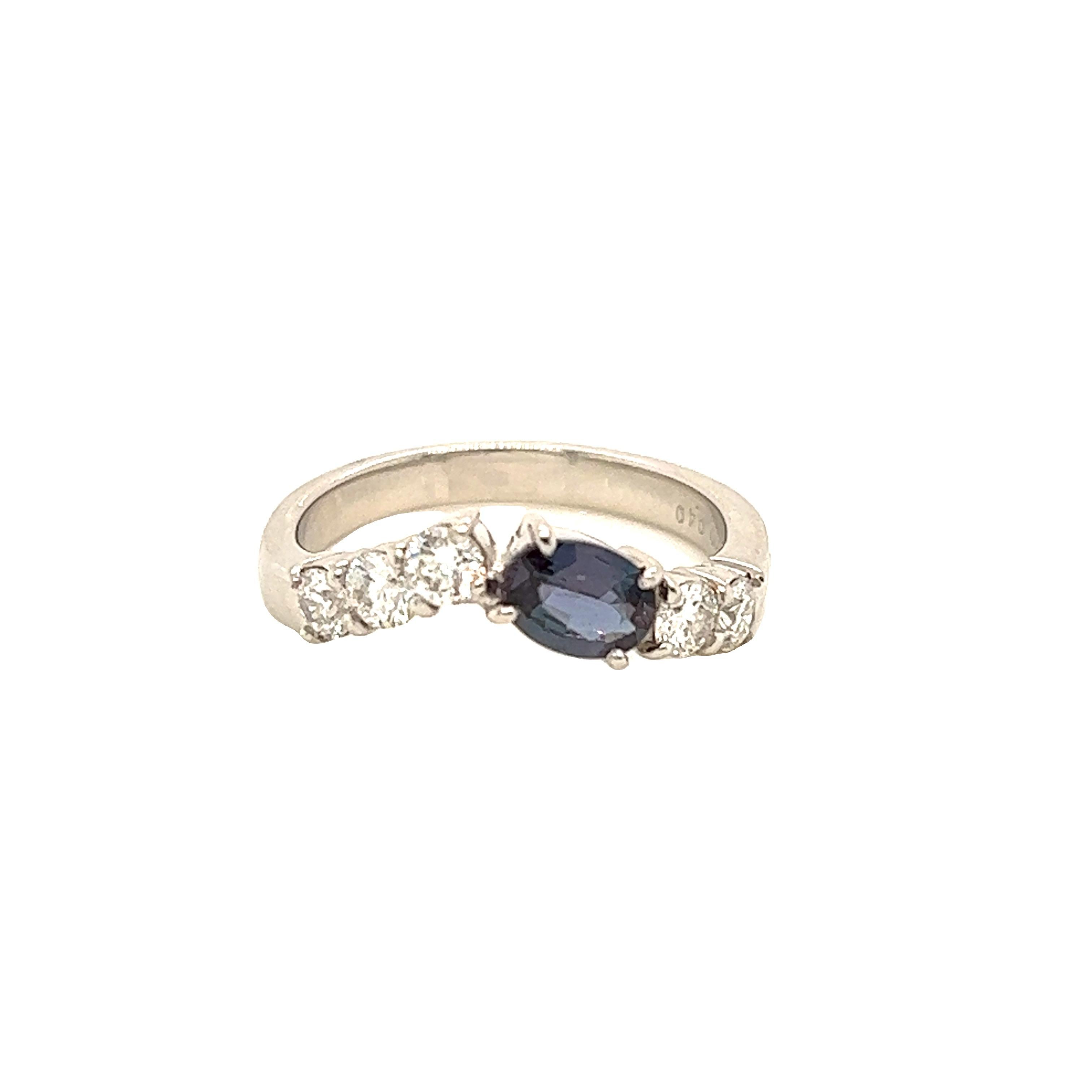 Dies ist ein wunderschöner ovaler Alexandrit in AAA-Qualität, der von zierlichen Diamanten umgeben ist und in einer Platinfassung im Vintage-Stil gefasst ist. Dieser Ring enthält einen natürlichen ovalen Alexandriten von 0.40 Karat, der vom
