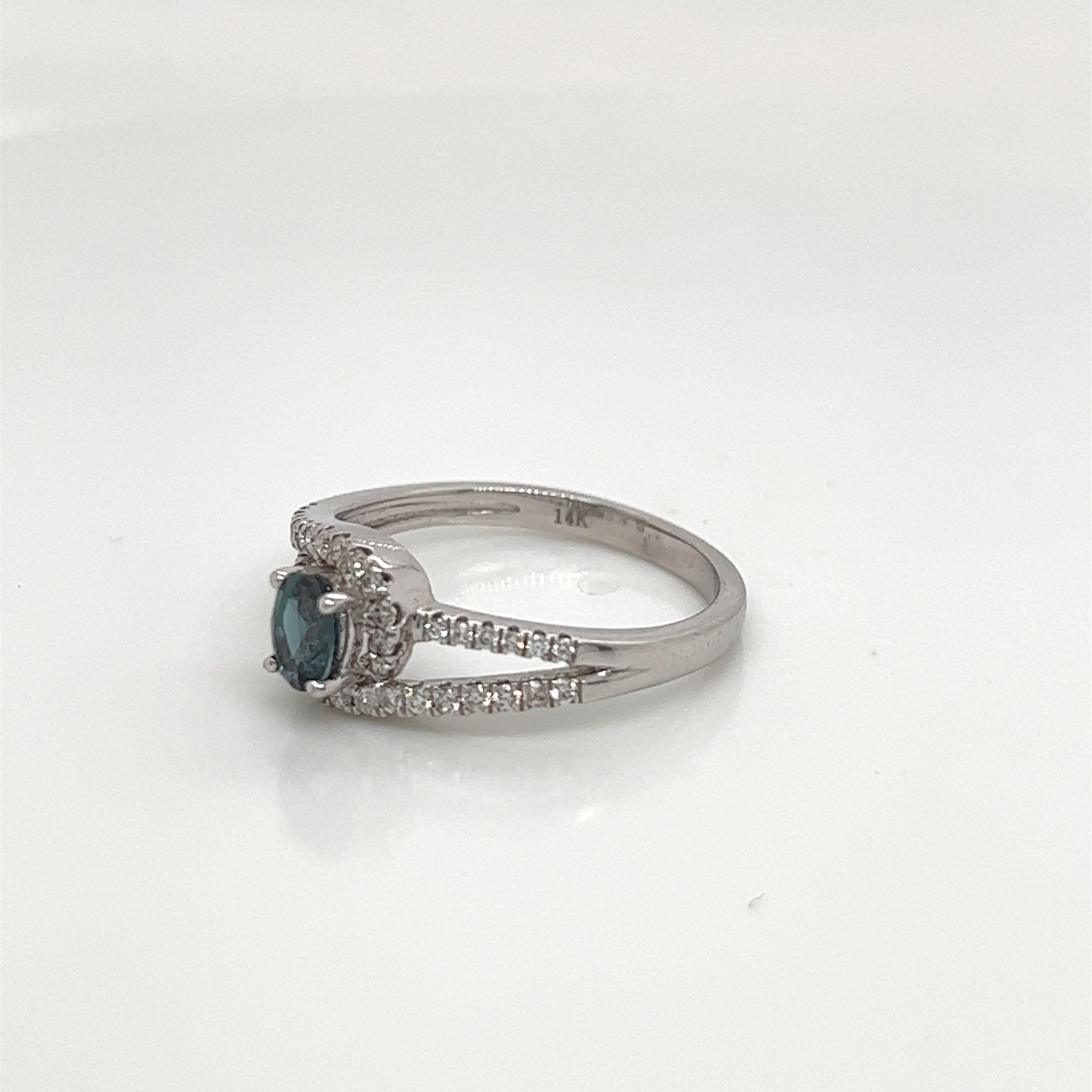 Natural GIA Certified 0.45 Ct. Alexandrite Cocktail Ring In New Condition For Sale In New York, NY