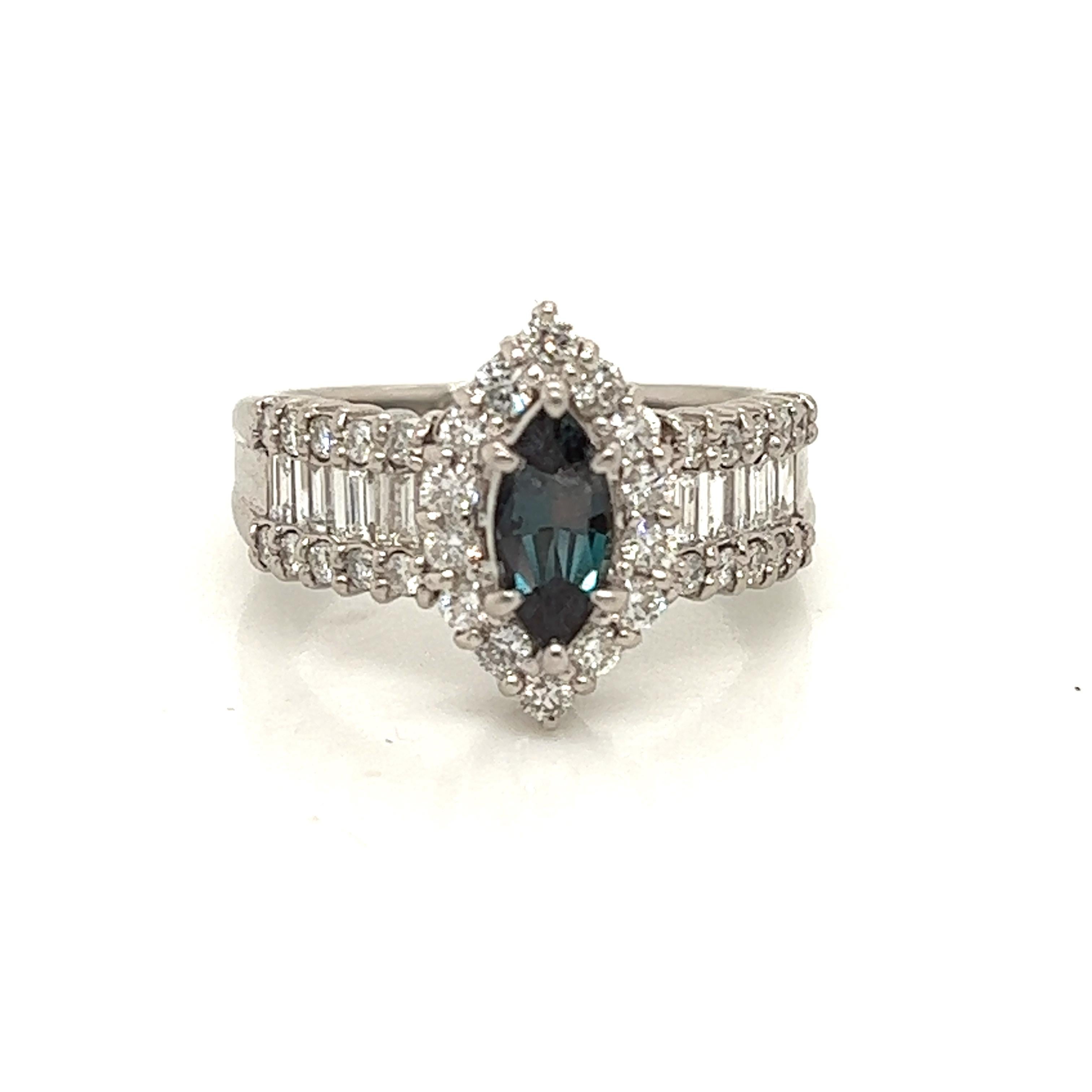 Si tratta di una splendida alessandrite marquise naturale di qualità AAA circondata da piccoli diamanti e incastonata in una montatura vintage in platino. Questo anello è caratterizzato da un carato naturale di 0,72 carati  alessandrite marquise