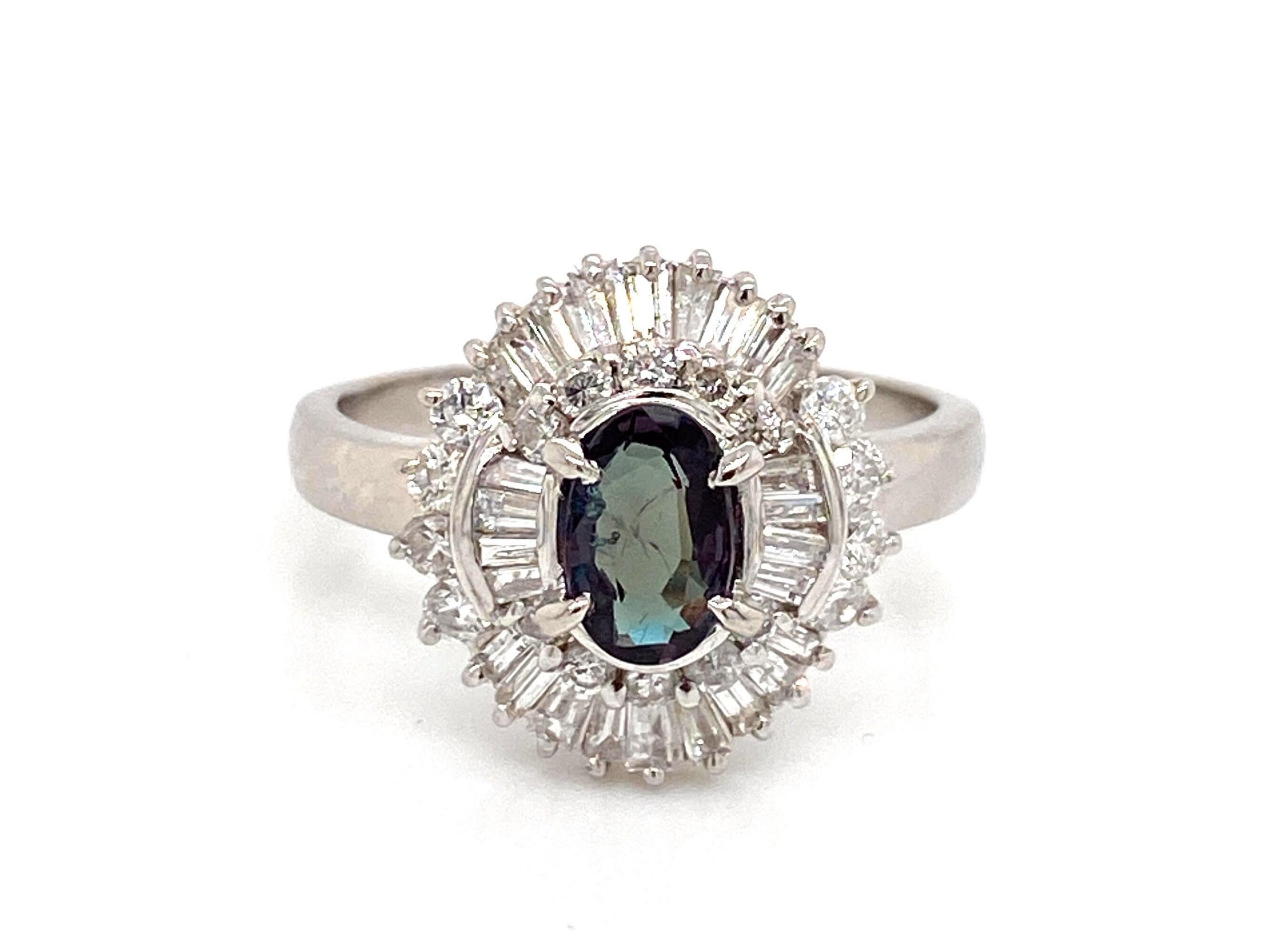 Natural GIA Certified 0.75 Ct. Brazillian Alexandrite & Diamond Vintage Ring In New Condition For Sale In New York, NY