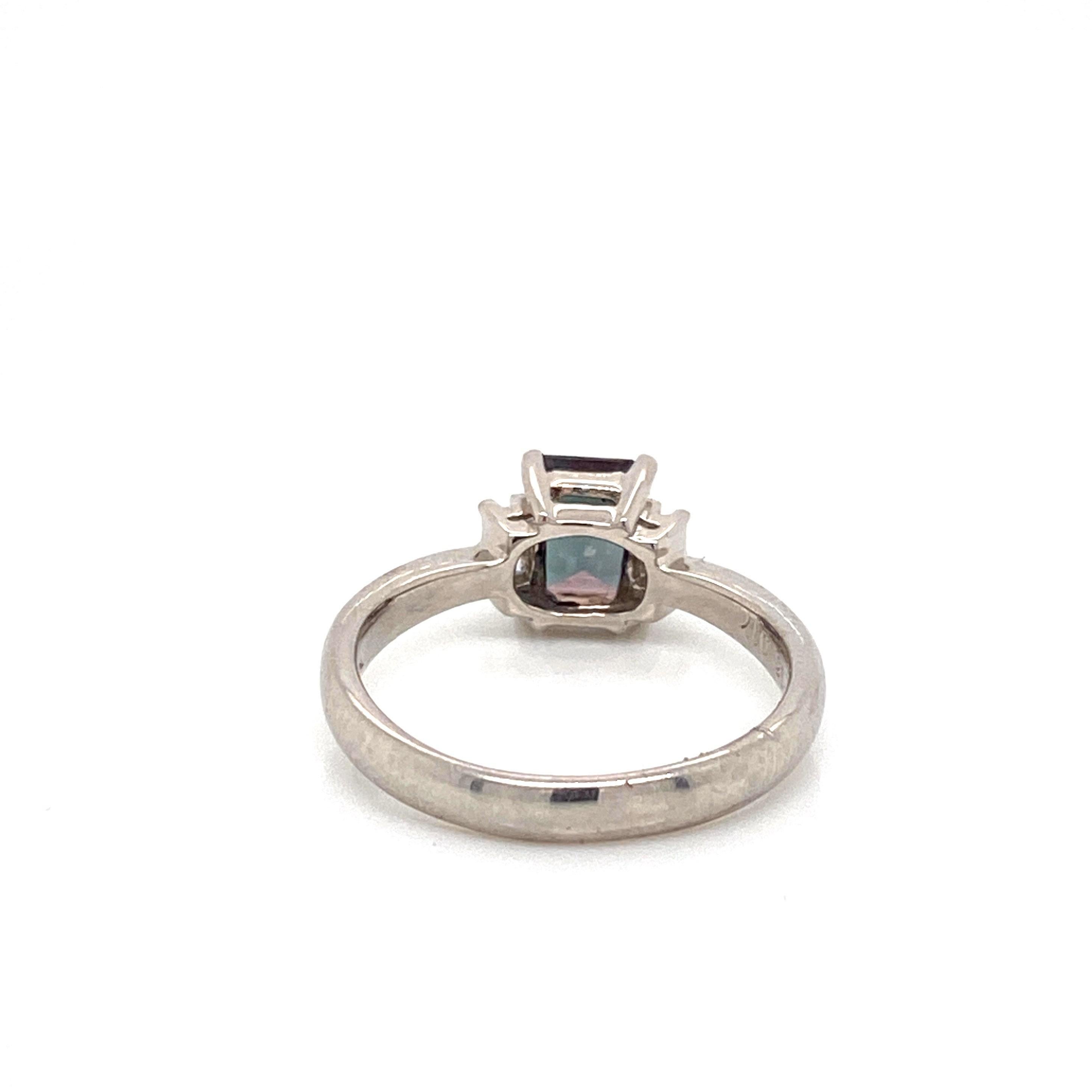 Natural GIA Certified 0.96 Ct. Brazillian Alexandrite & Diamond Cocktail Ring In New Condition For Sale In New York, NY
