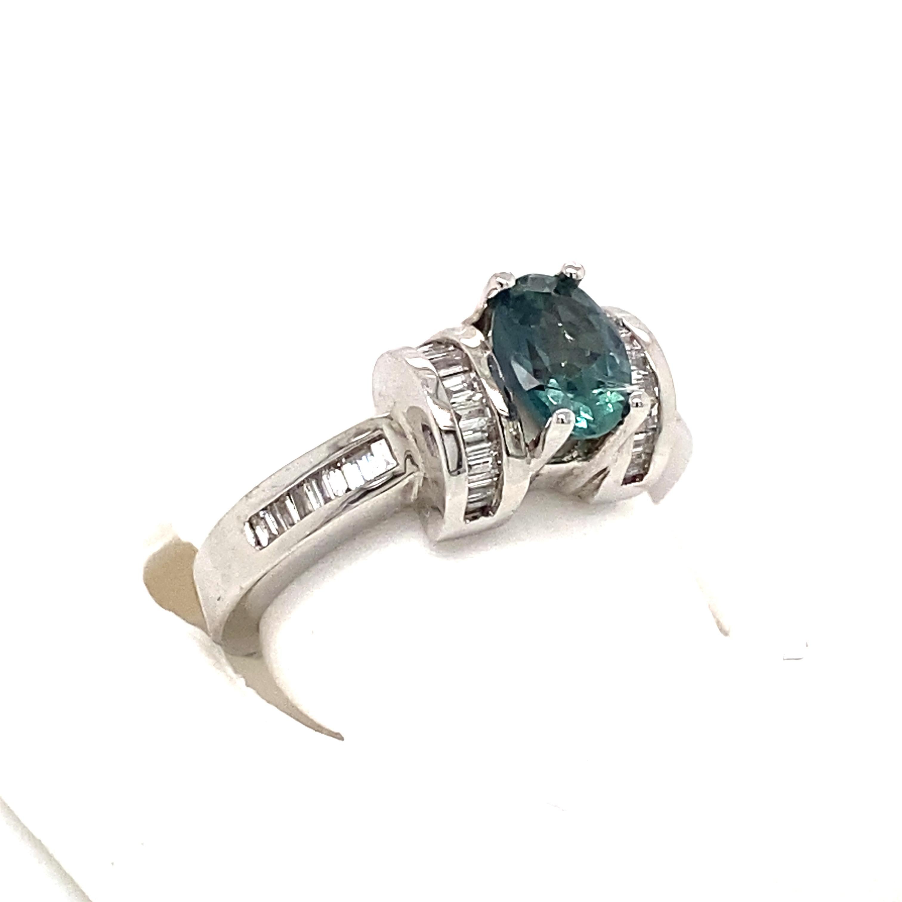 Il s'agit d'une magnifique Alexandrite ovale naturelle de qualité AAA, entourée de délicats diamants sertis dans une monture vintage en or blanc. Cette bague présente une alexandrite ovale naturelle de 1,11 carat, certifiée par le Gemological