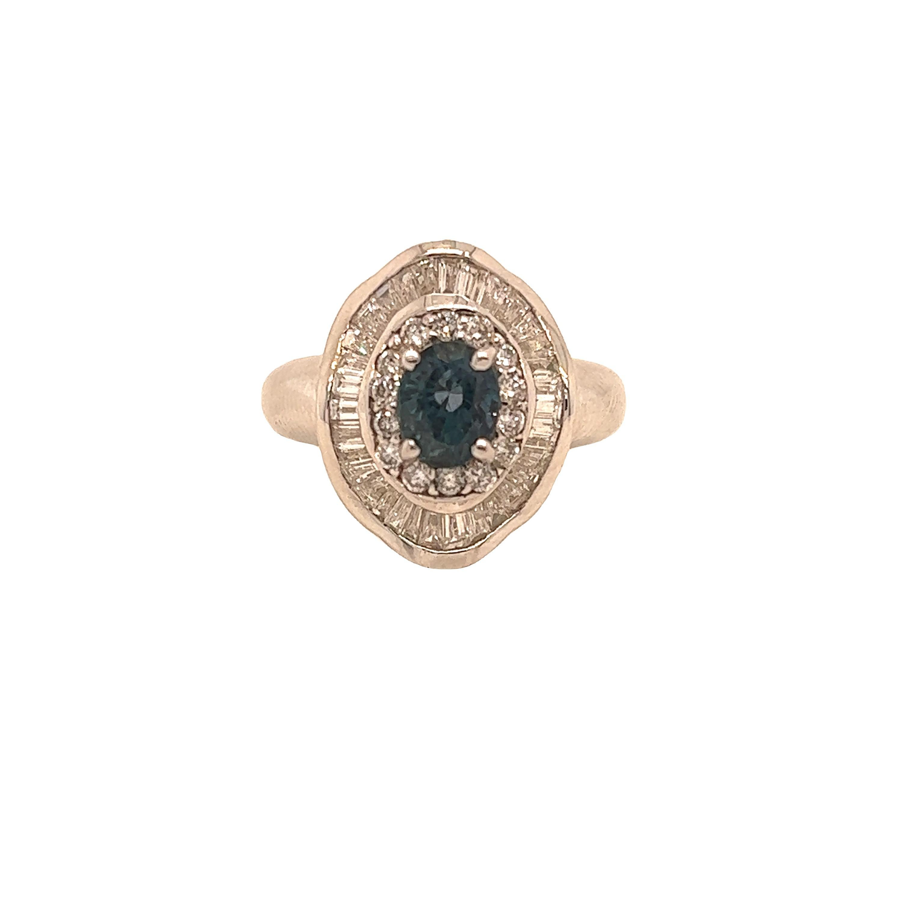 Si tratta di uno splendido ovale naturale di qualità AAA.  Alessandrite circondata da piccoli diamanti, incastonata in una montatura d'oro bianco vintage. Questo anello presenta un'alessandrite ovale naturale da 1.16 carati, certificata dal