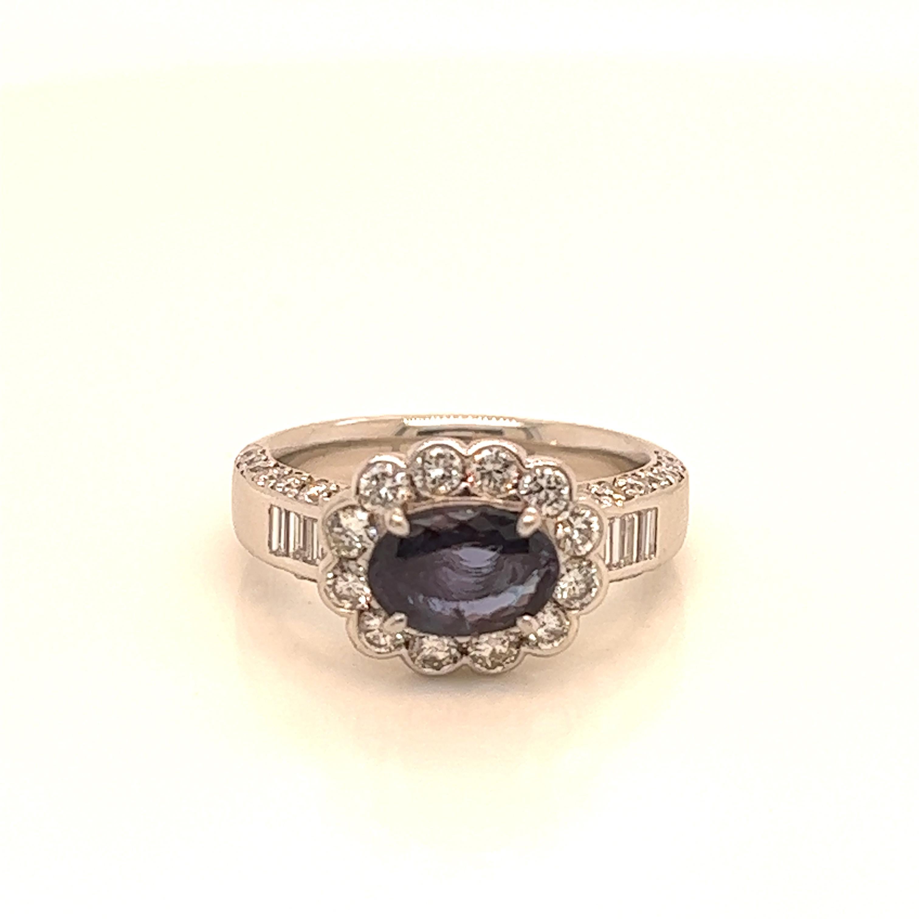 Il s'agit d'une magnifique Alexandrite ovale naturelle de qualité AAA entourée de délicats diamants et sertie dans une monture vintage en platine. Cette bague présente une alexandrite ovale naturelle de 1.19 carats certifiée par le Gemological