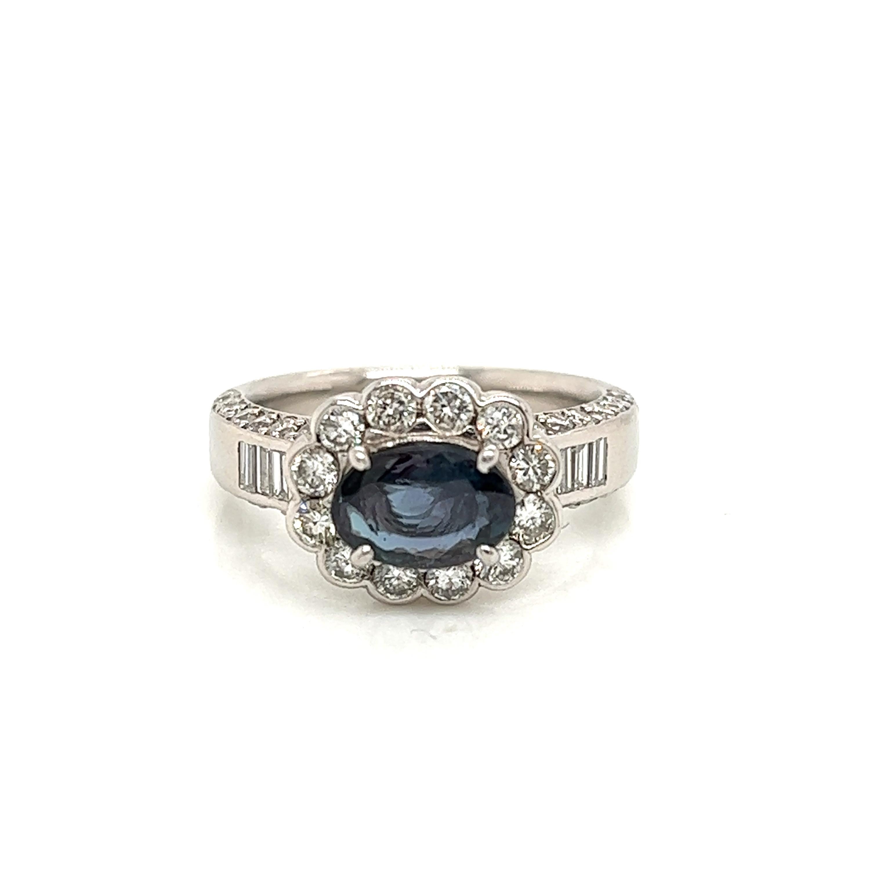 Taille ovale Nature certifié GIA 1.19 Ct. Bague cocktail alexandrite brésilienne et diamants en vente