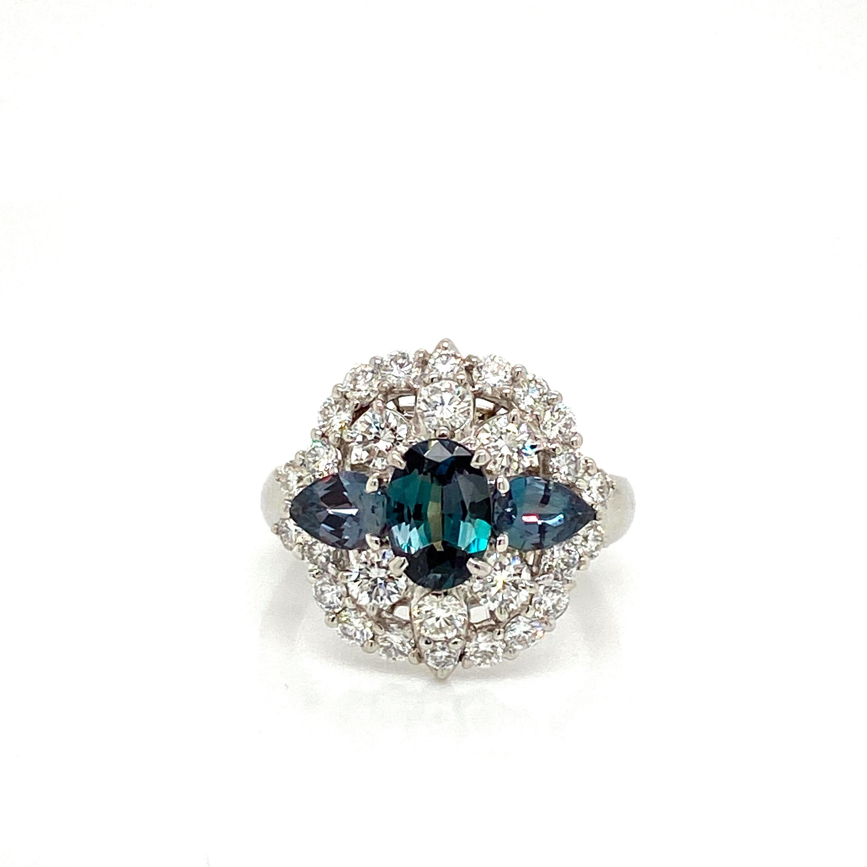 Taglio ovale Naturale certificato GIA da 1.54 carati. Anello vintage con alessandrite e diamante brasiliano in vendita