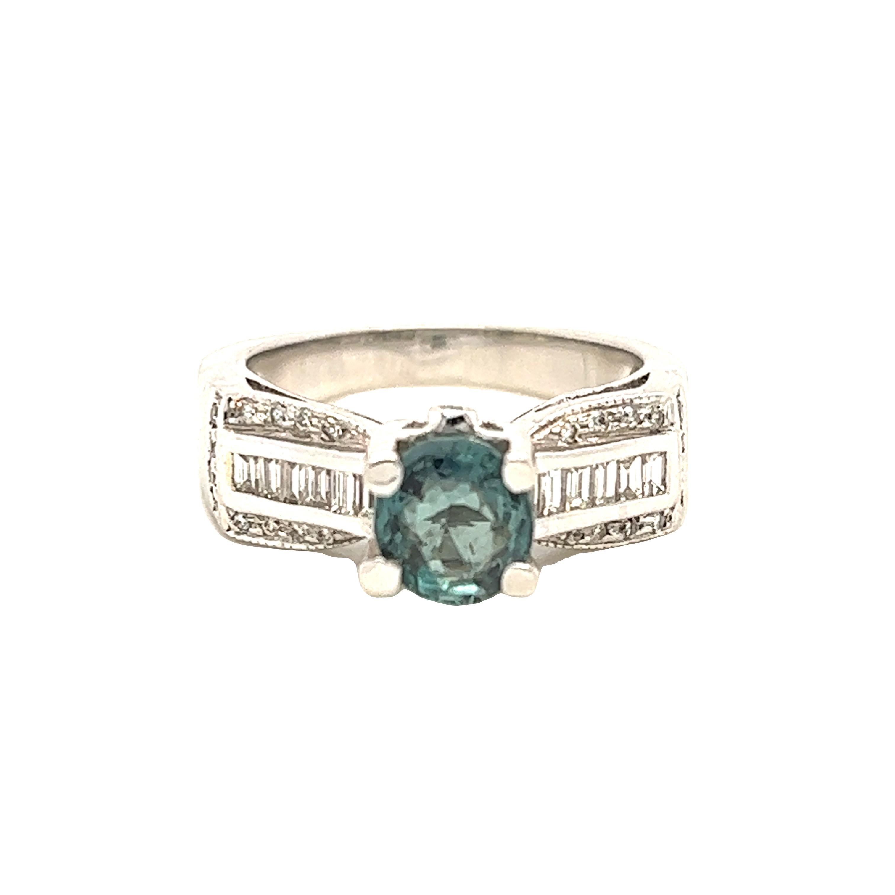 Se trata de una preciosa Alejandrita ovalada natural de calidad AAA rodeada de delicados diamantes y engastada en un engaste vintage de Oro Blanco. Este anillo presenta una alejandrita oval natural de 1,55 quilates certificada por el Instituto