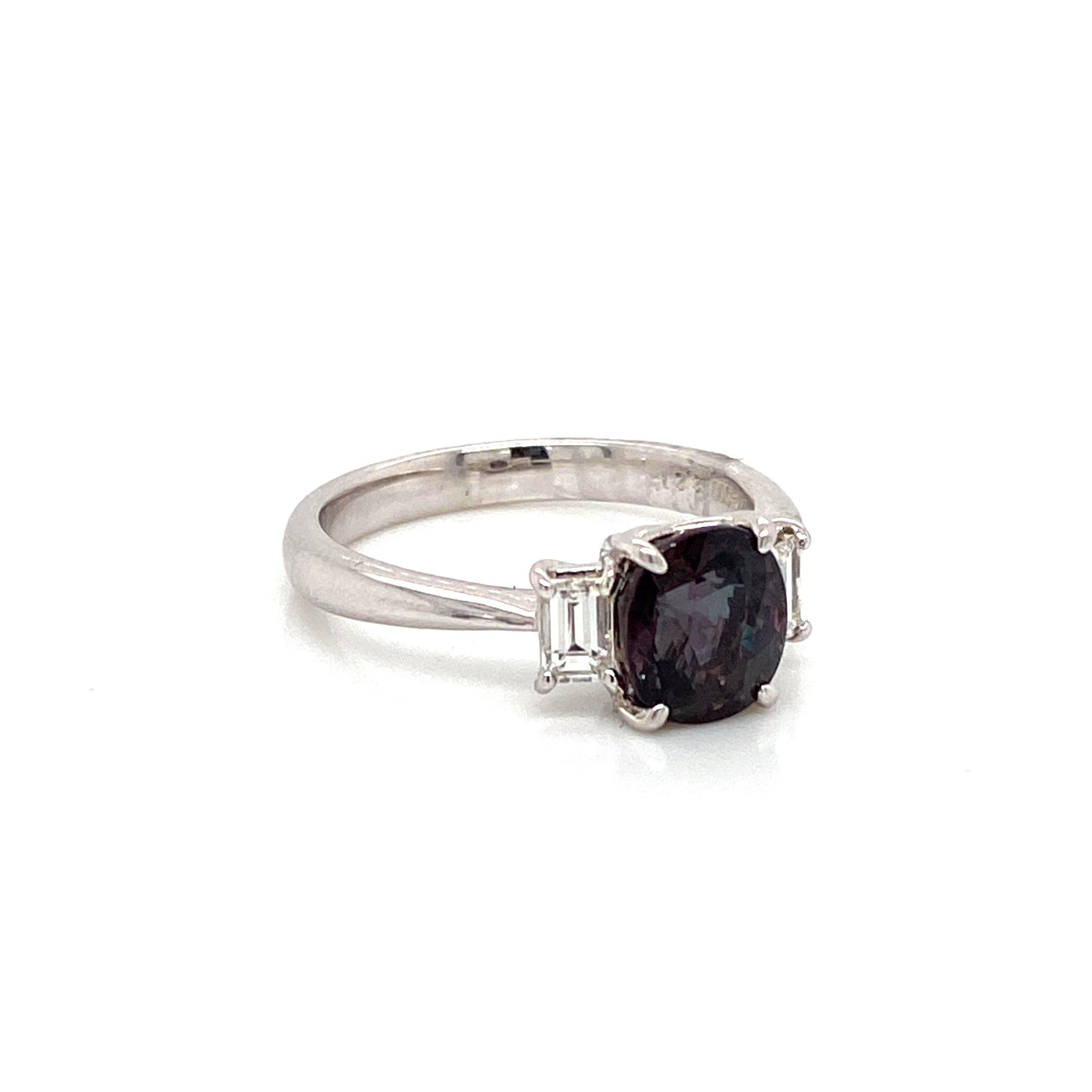 Natural GIA Certified 2.21 Ct.  Alexandrite & Diamond Cocktail Ring In New Condition For Sale In New York, NY