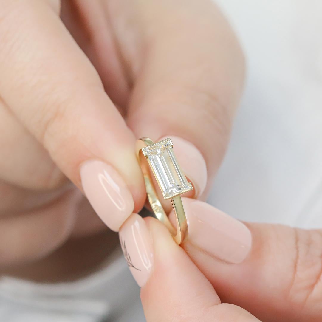 Nature GIA Certified Art Deco 1.52 Carats East-West Baguette Cut Diamond Ring  Unisexe en vente