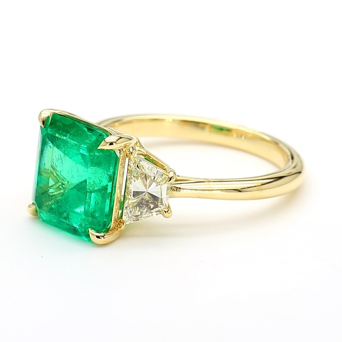 Dieser exquisite Smaragdring mit 3,91 Karat besticht durch sein raffiniertes Design und den leuchtenden Smaragdstein, der die Aufmerksamkeit auf sich zieht. Das Herzstück ist ein bemerkenswerter Smaragd von 3,91 Karat im Smaragdschliff, der für