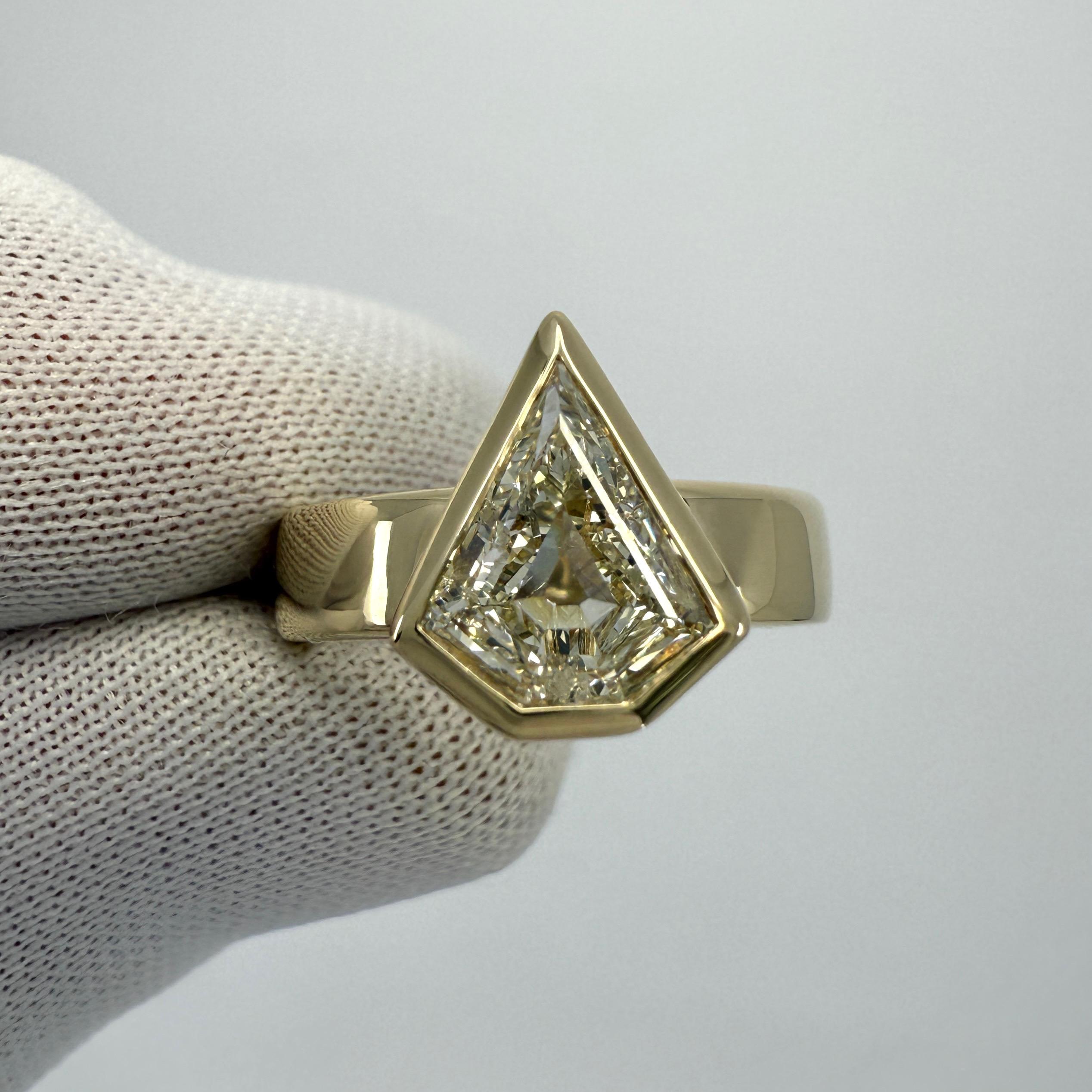 Natural GIA Certified Fancy Shield Cut Diamond VS1 18k Yellow Gold Bezel Ring In New Condition For Sale In Birmingham, GB