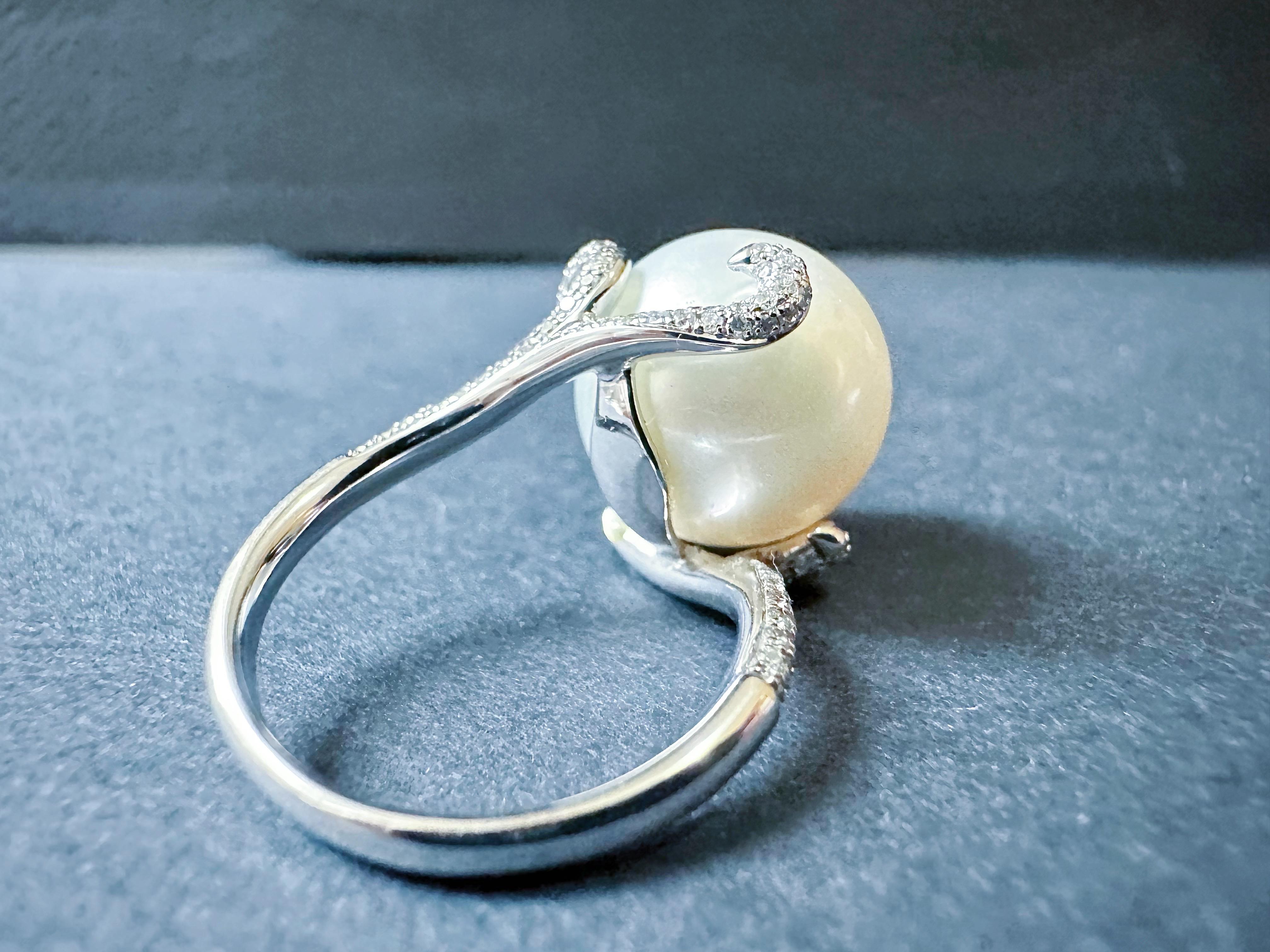 Natural Giant South Sea Pearl Ring with Diamond in 18K White Gold In New Condition For Sale In Kowloon, HK