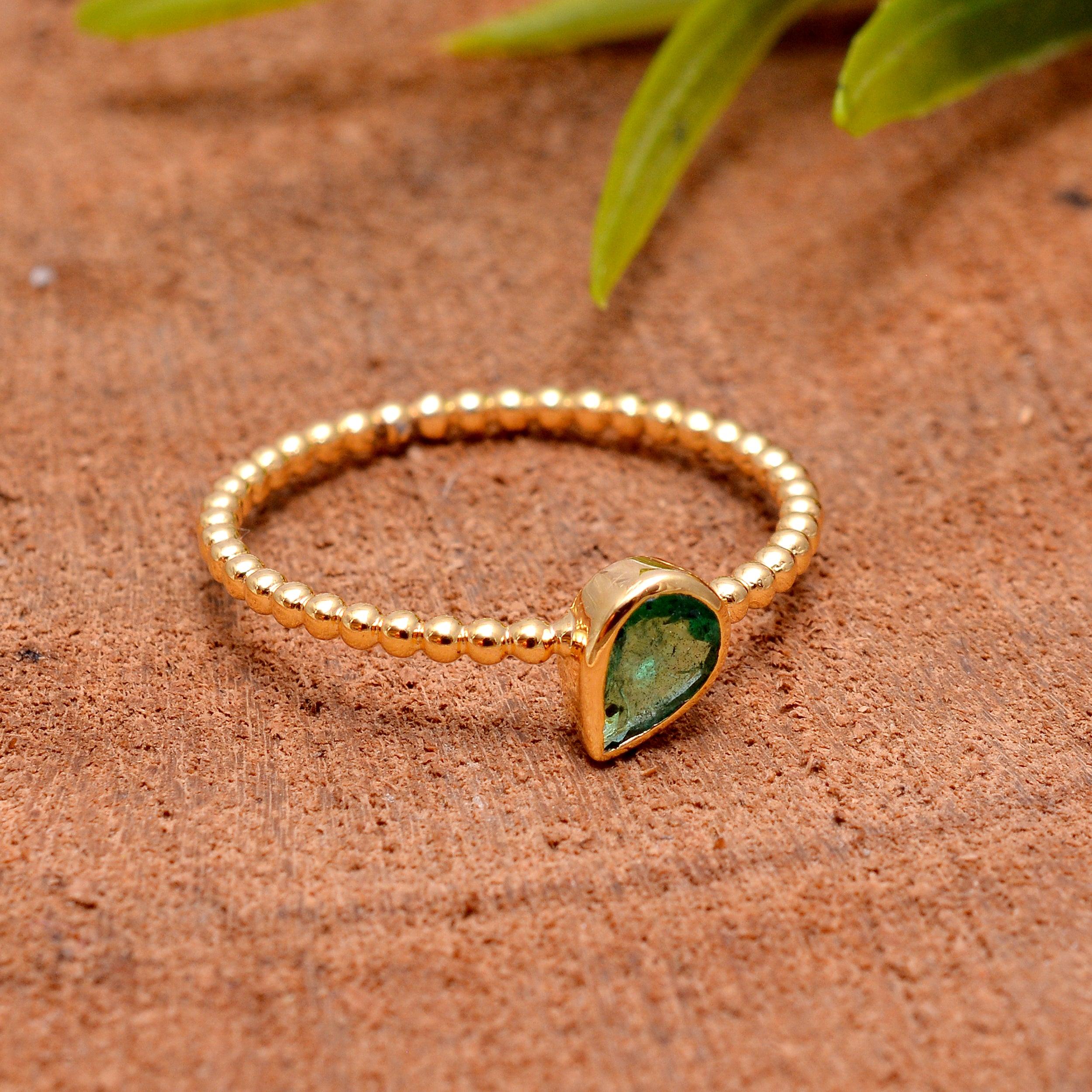 Contemporary Natural Gold Emerald Ring in 14K For Sale