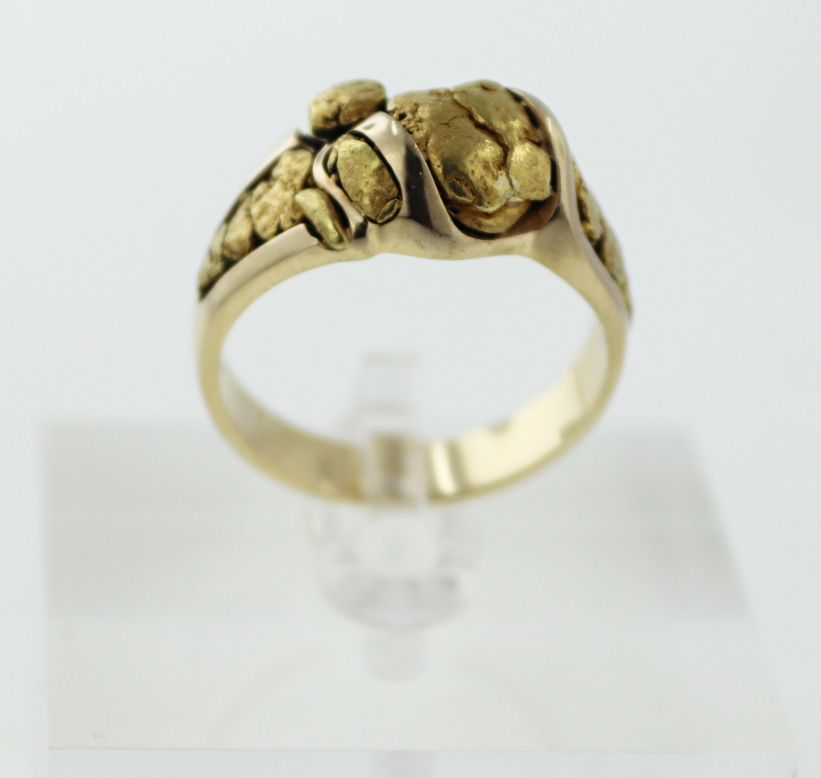 Mit mehreren natürlichen Goldnuggets von 10 mm bis 4 mm, eingefasst in ein 14-karätiges Gelbgold
asymmetrische Montage, Größe 11, Gewicht 13,40 Gramm.