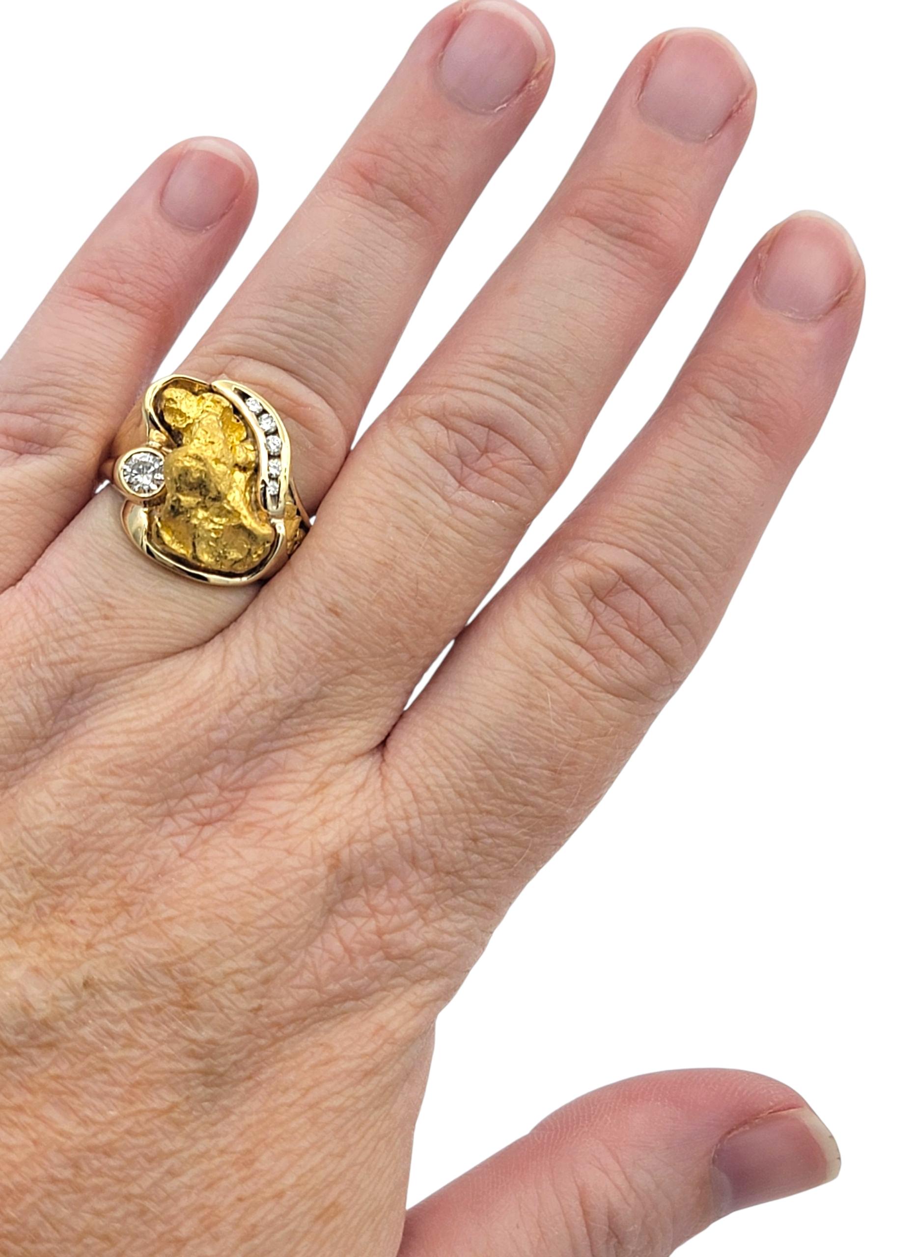 Anillo Cóctel Pepita de Oro Natural con Diamantes Redondos en Oro Amarillo de 14 Kilates en venta 4