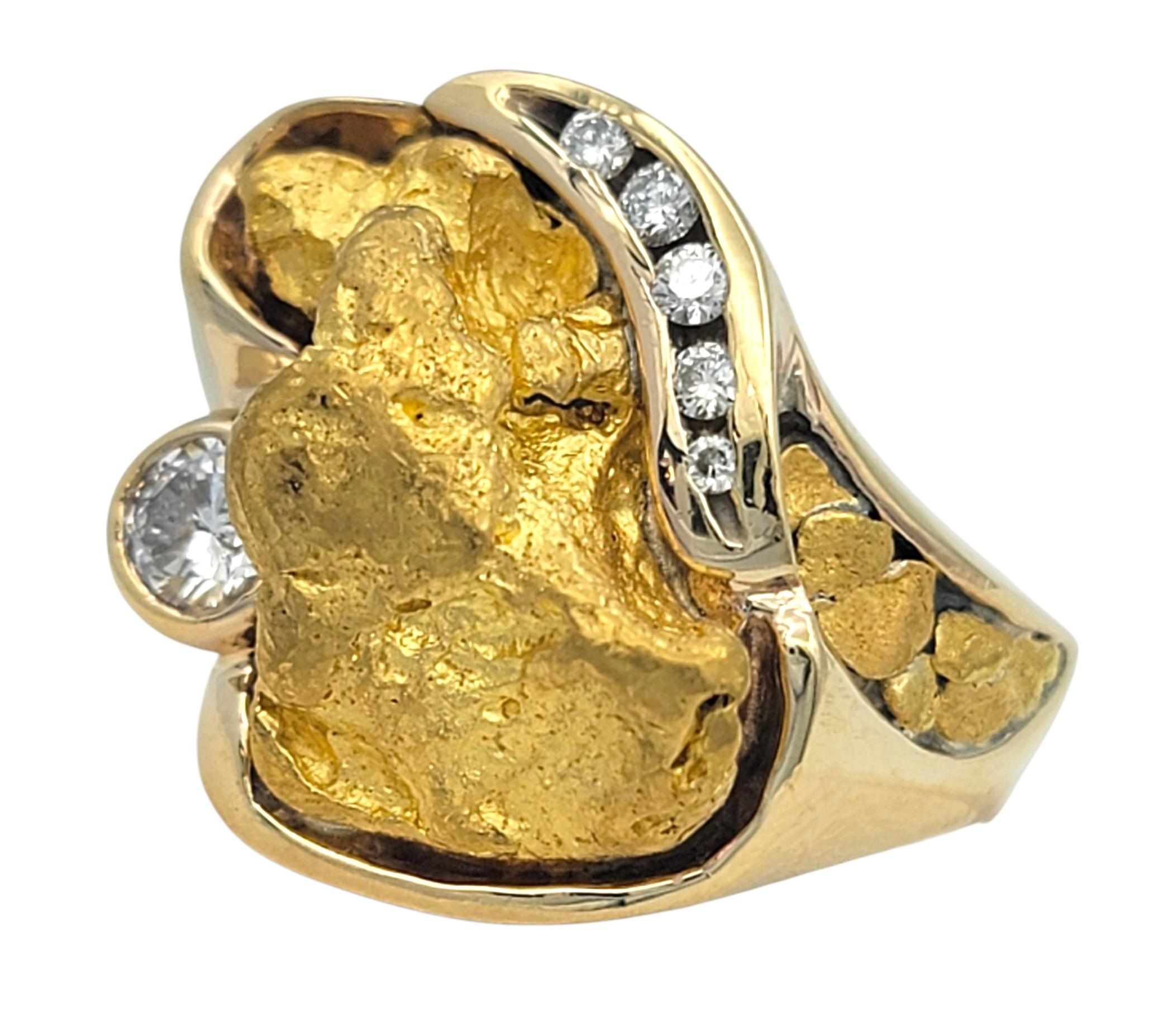 Este llamativo anillo escultural captura la esencia de la belleza natural y el arte moderno. Su diseño presenta una forma dorada, orgánica y audaz, que se asemeja a una pepita fundida de metal puro: fluida, texturizada y reluciente de rica calidez.