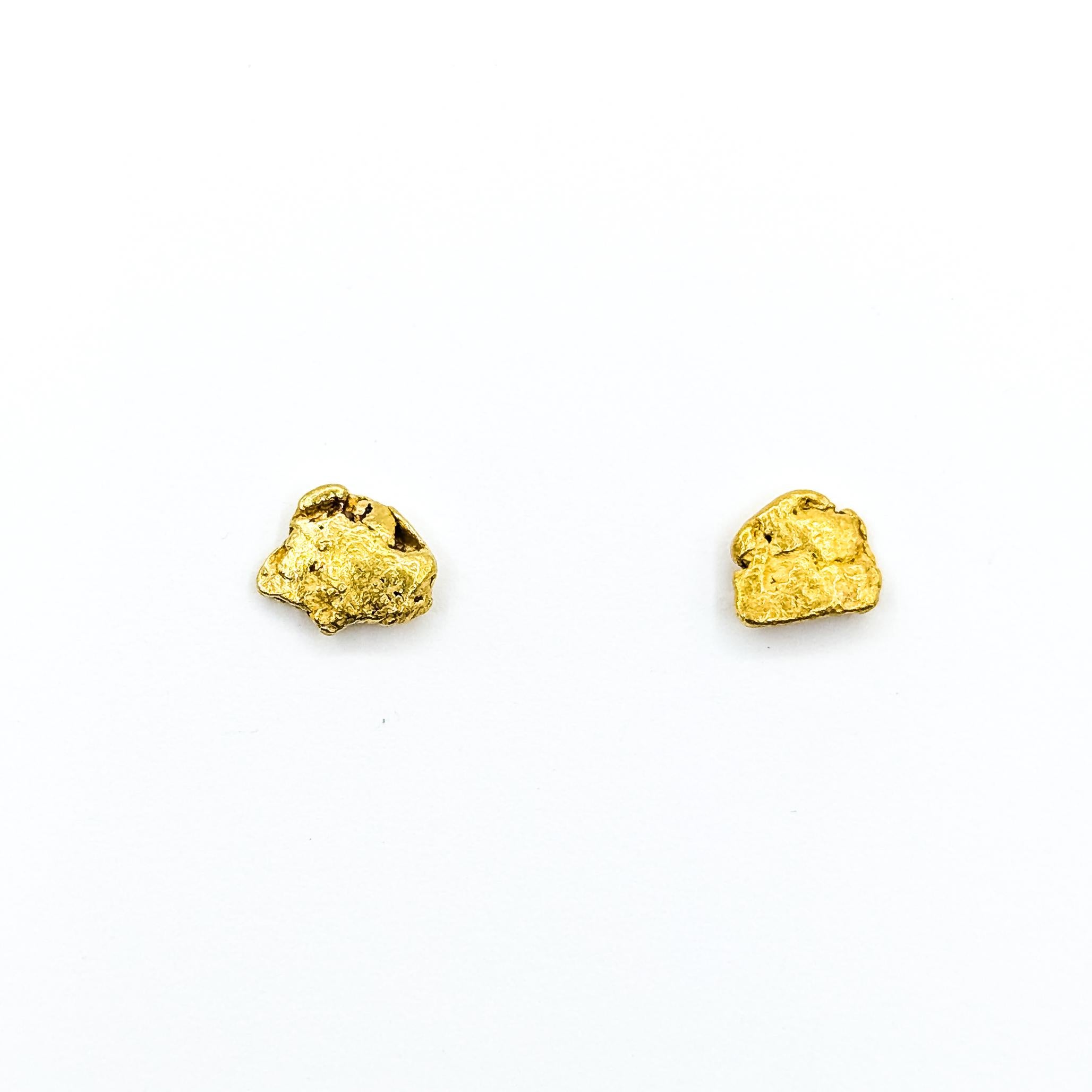 Orecchini con pepite d'oro naturale in 14 e 22 carati

Questi orecchini sono caratterizzati da autentiche pepite d'oro naturale abbinate a perni e fondelli in oro giallo 14k. Ogni pepita conserva la sua struttura e forma organica, mettendo in mostra