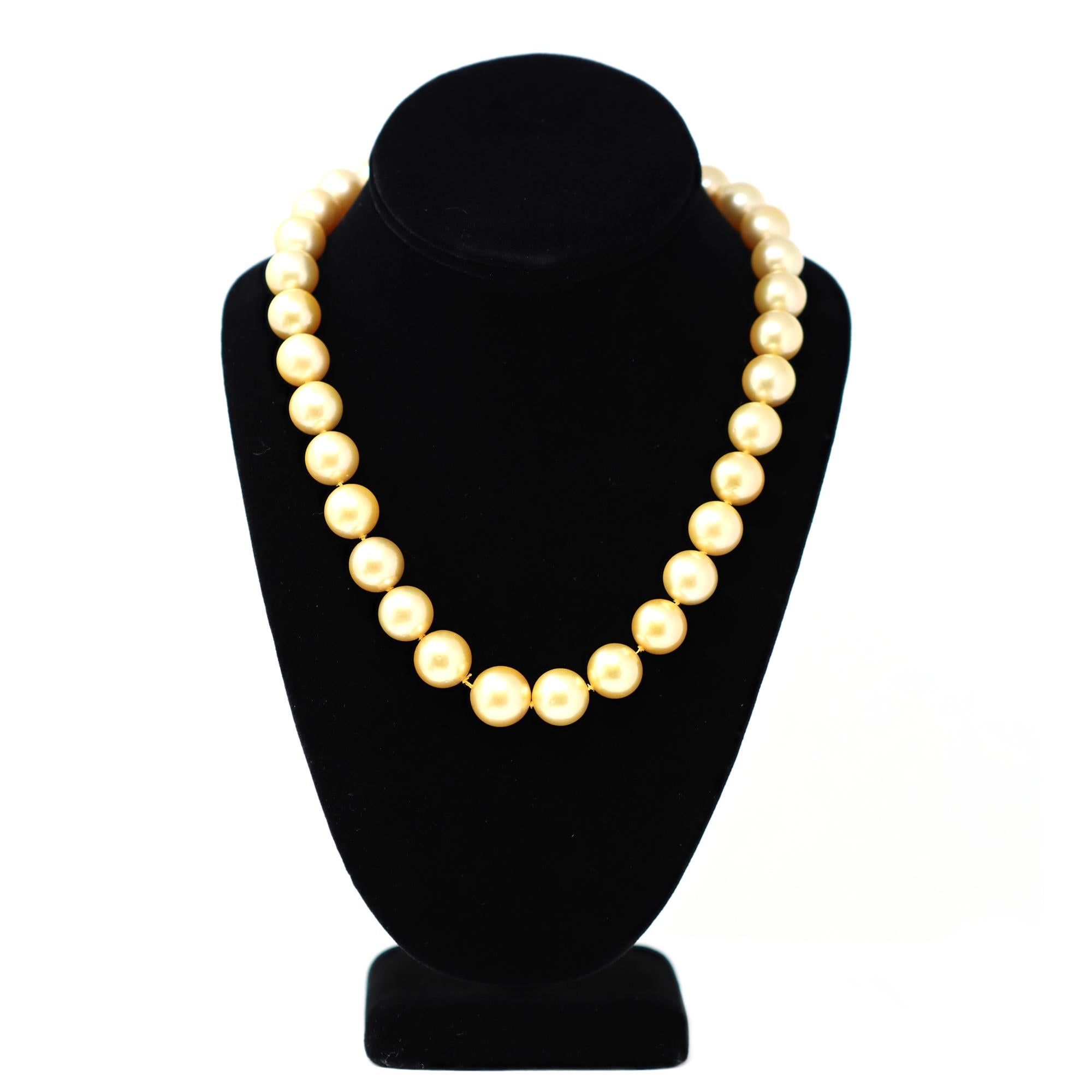 Südseeperlen-Halskette aus natürlichem Gold mit Diamantverschluss im Zustand „Hervorragend“ im Angebot in Miami, FL