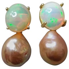 Boucles d'oreilles baroques en or jaune avec perles naturelles de couleur dorée et cabochons d'opale massive