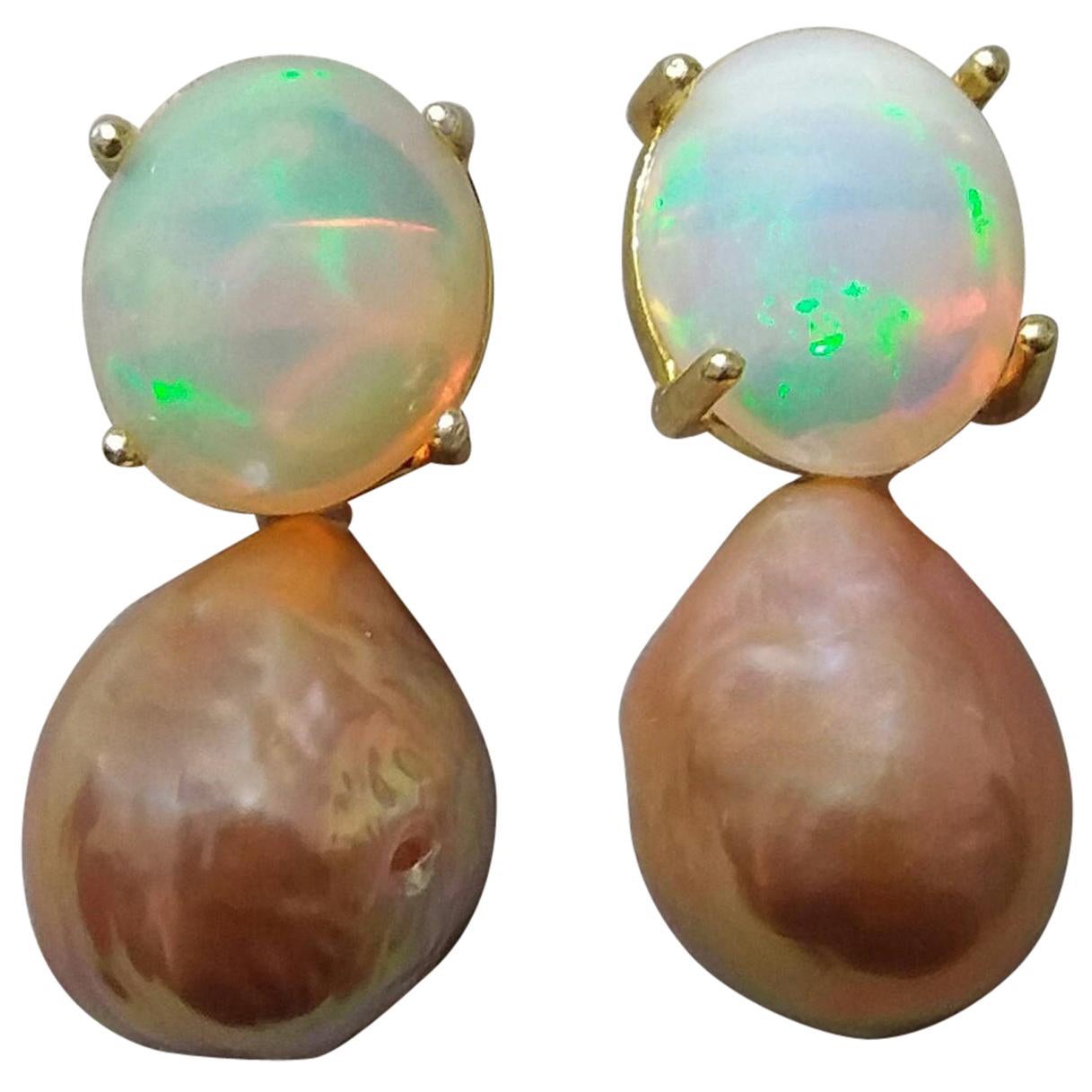 Boucles d
oreilles baroques en or jaune avec perles naturelles de couleur dorée et cabochons d
opale massive