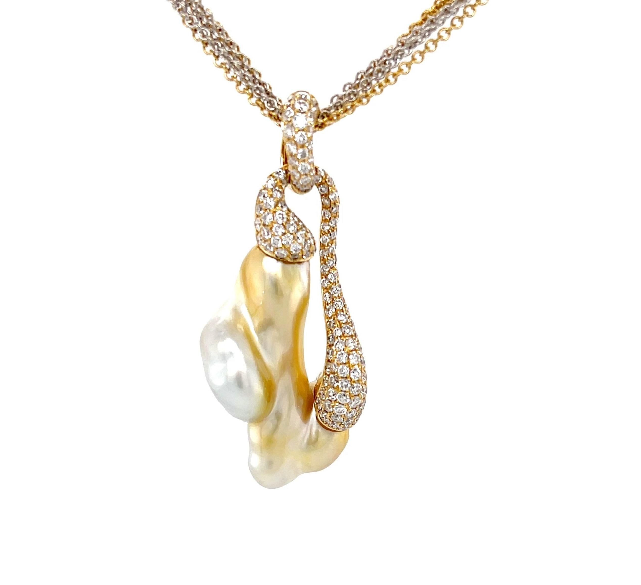 Este exquisito collar presenta una gran perla keshi de oro natural con  ¡color y brillo impresionantes! Una perla de oro natural es a la vez rara y valiosa, ¡sobre todo una tan fina como esta joya! El diseño fluido complementa maravillosamente la