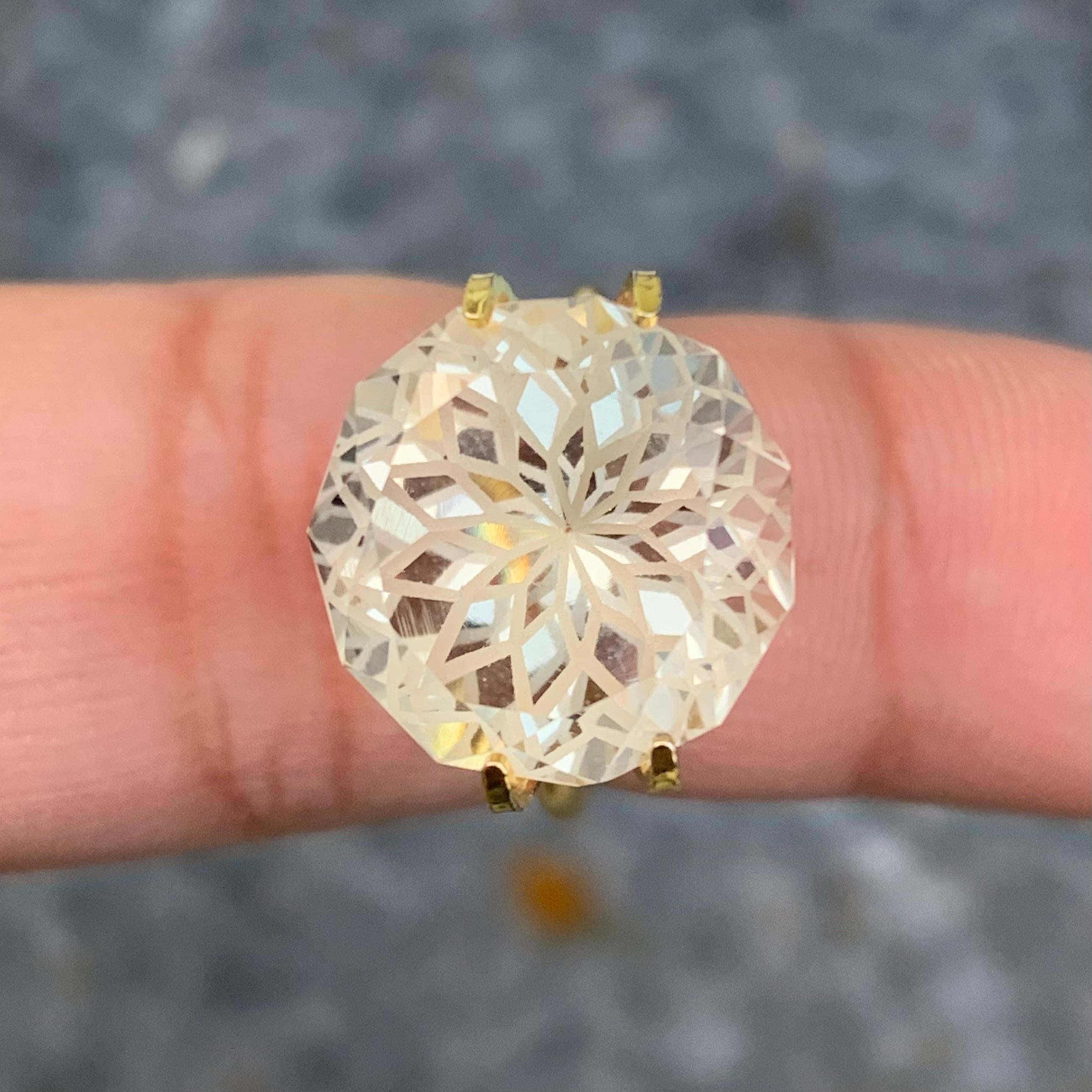 Natural Golden Loose Flower Cut Topaz 13.25 Carat For Jewelry Making In New Condition For Sale In Peshawar, PK
