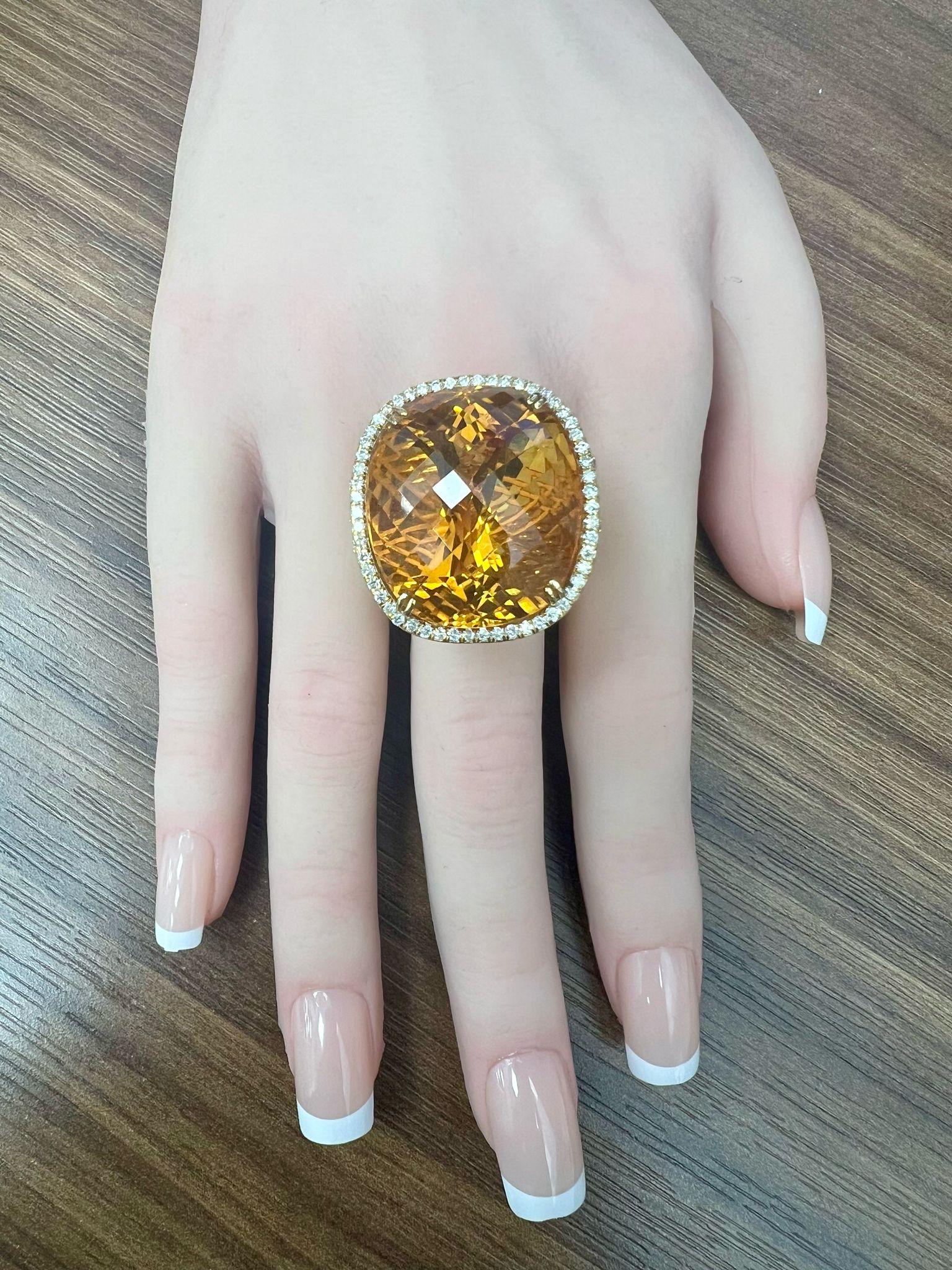 Dieser exquisite Ring besticht durch einen 57,32-karätigen Goldtopas, der von einem Halo aus 1,78-karätigen funkelnden Diamanten umgeben ist. Sein einzigartiges Design und seine leuchtende Farbe machen ihn zu einem perfekten Accessoire für jede