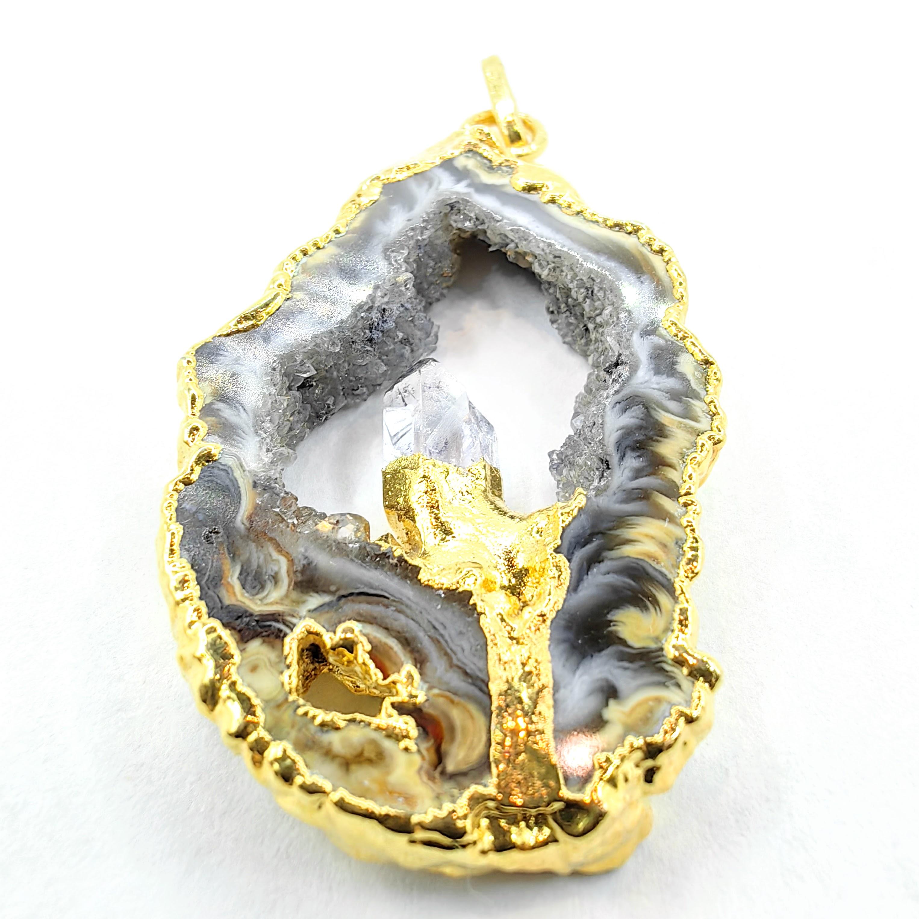 Contemporain Pendentif collier à bandes grises naturelles et cristal de quartz plaqué or en vente