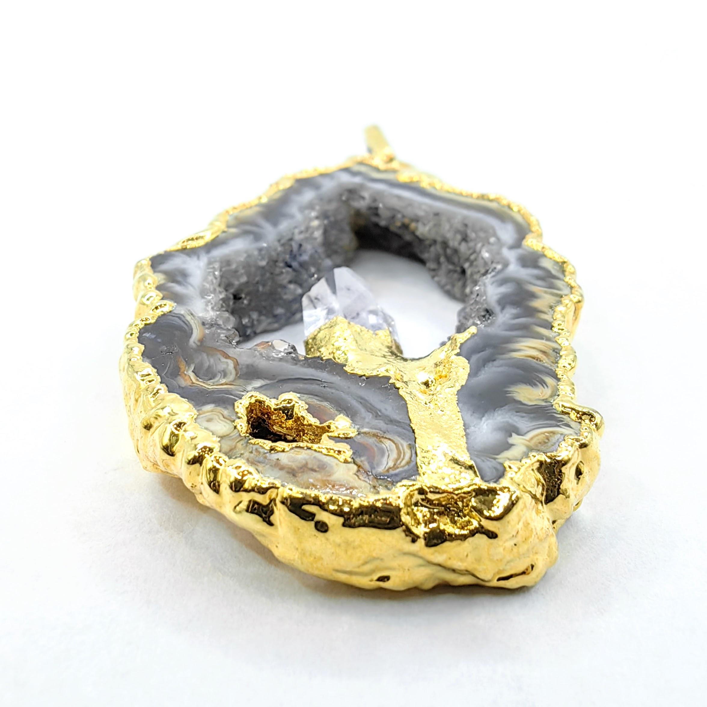 Non taillé Pendentif collier à bandes grises naturelles et cristal de quartz plaqué or en vente