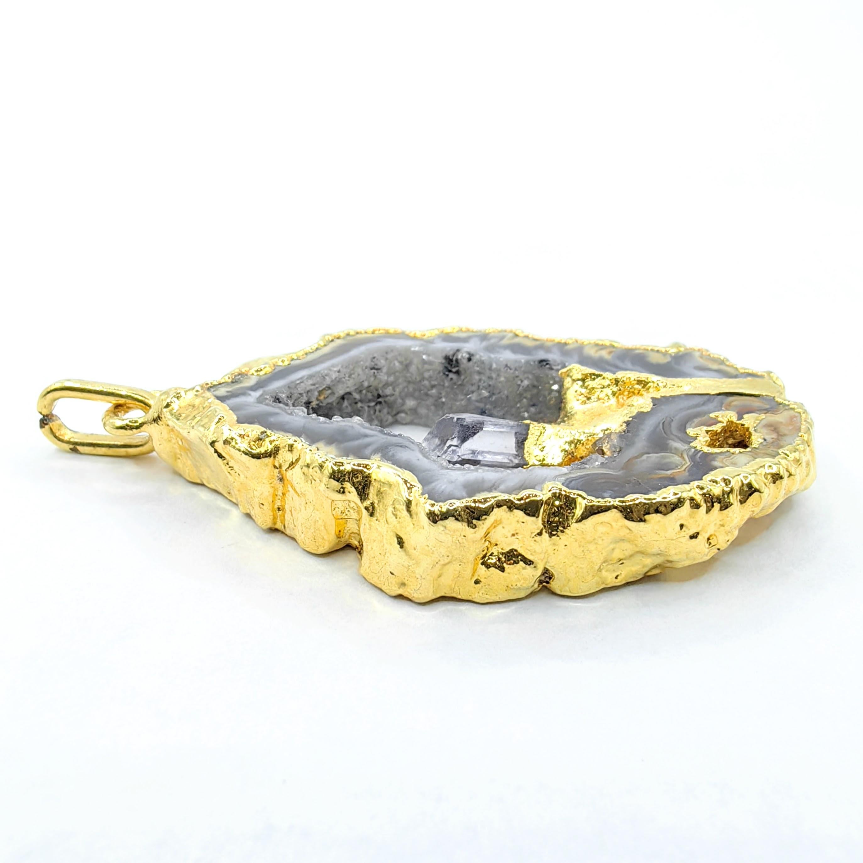 Pendentif collier à bandes grises naturelles et cristal de quartz plaqué or Neuf - En vente à Wan Chai District, HK