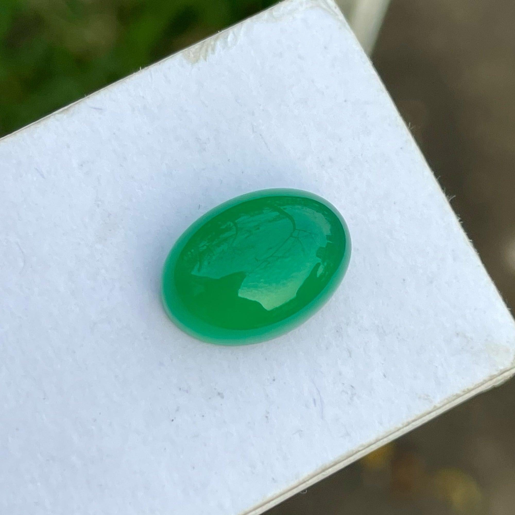 Modern Natural Green Agate Cabochon Gemstone 6.65 Carats Indian Gemstone For Sale