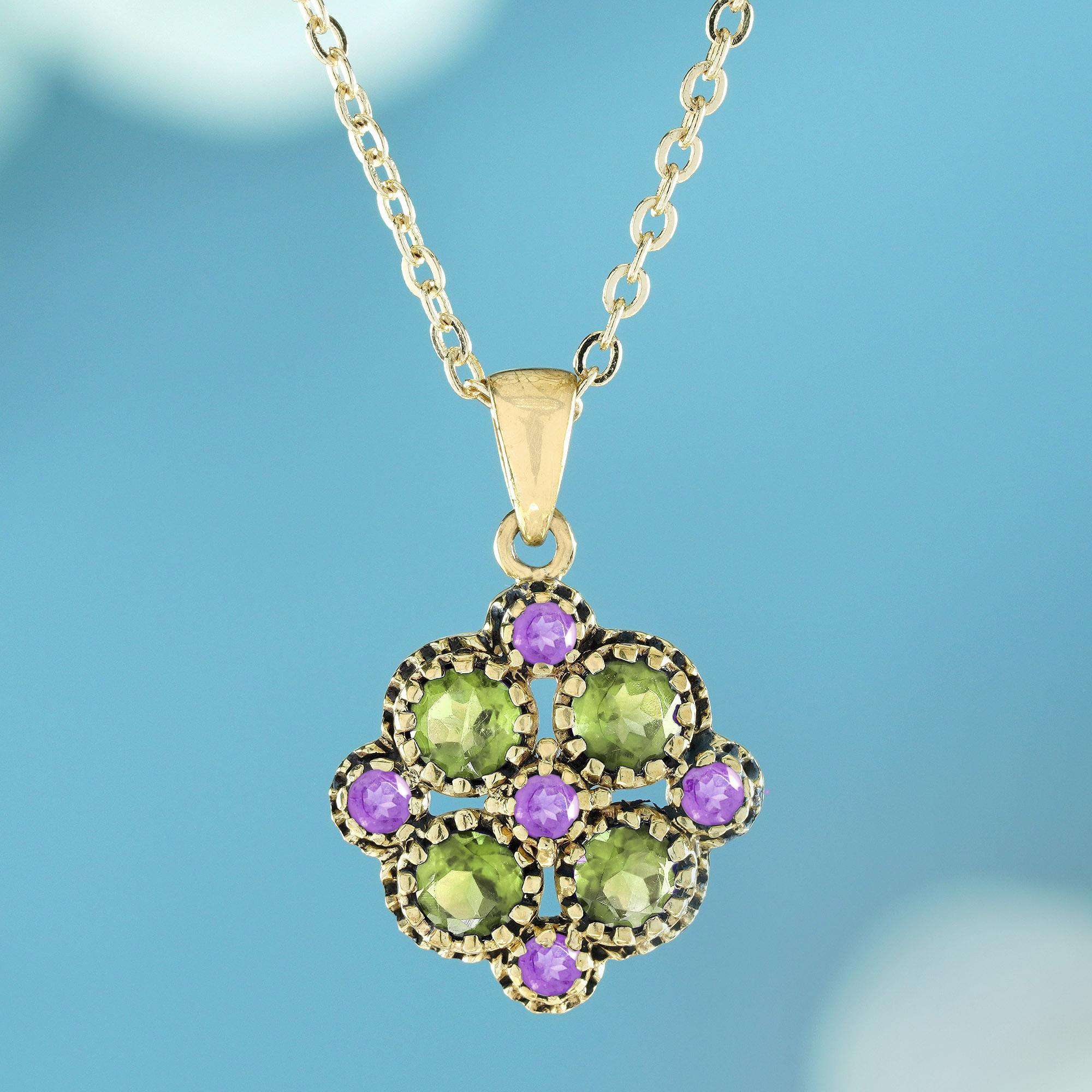 Dieser florale Anhänger im Vintage-Stil aus 9-karätigem Gelbgold besticht durch die Schönheit von natürlichem grünem und rosa Amethyst. Der satte rote Farbton des Granats symbolisiert Leidenschaft, Kraft und Vitalität und verleiht der Trägerin Mut