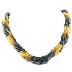 Choker-Halskette mit natürlichem grünem und gelbem Saphir, Verschluss aus 18 Karat Weißgold