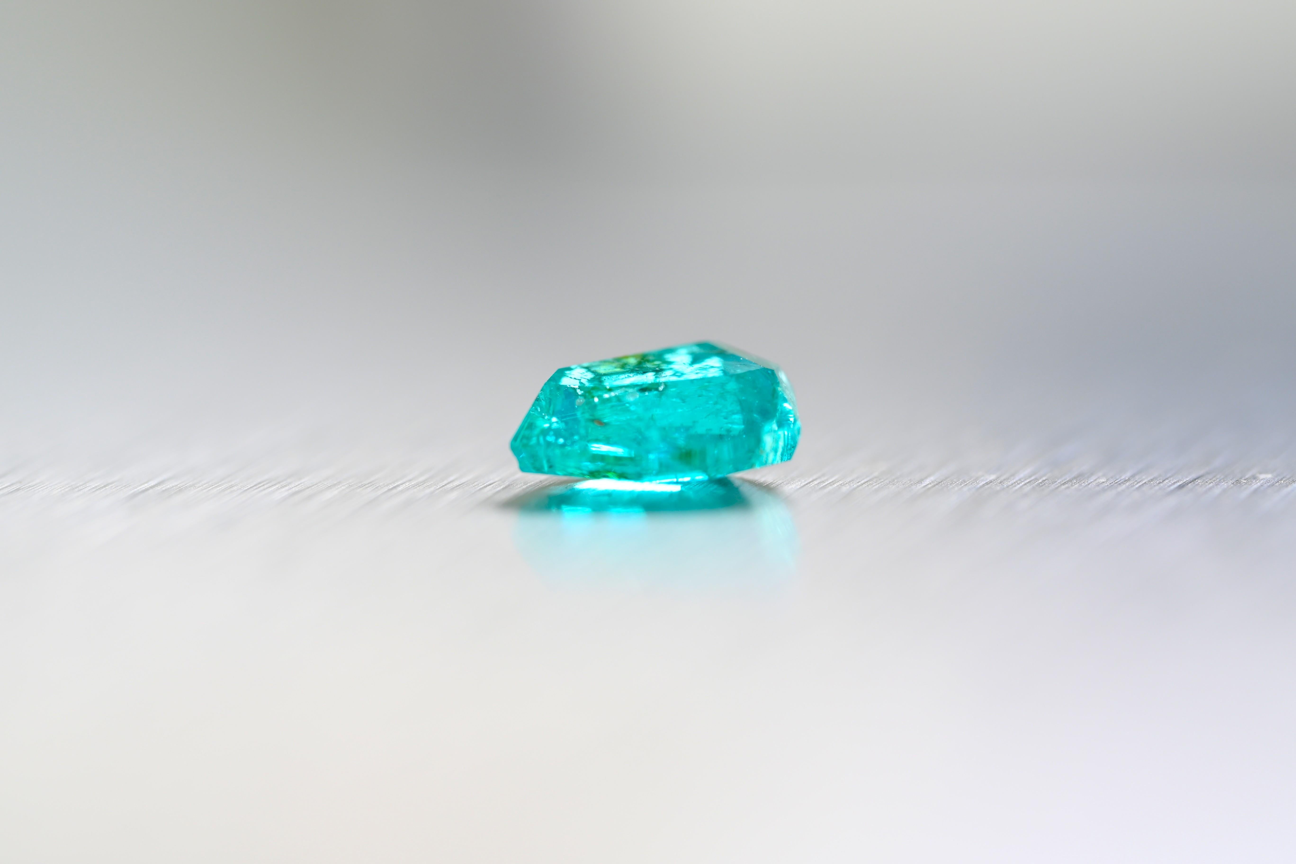 Cette médaille GIA certifiée Nature - non chauffée de 0,88 carat vert-bleu modifié 
La tourmaline brésilienne Paraiba Shield Brilliant Cut provient de la mine originale Mina Da Batalha au Brésil.
Veuillez consulter le rapport de la GIA sur l'origine