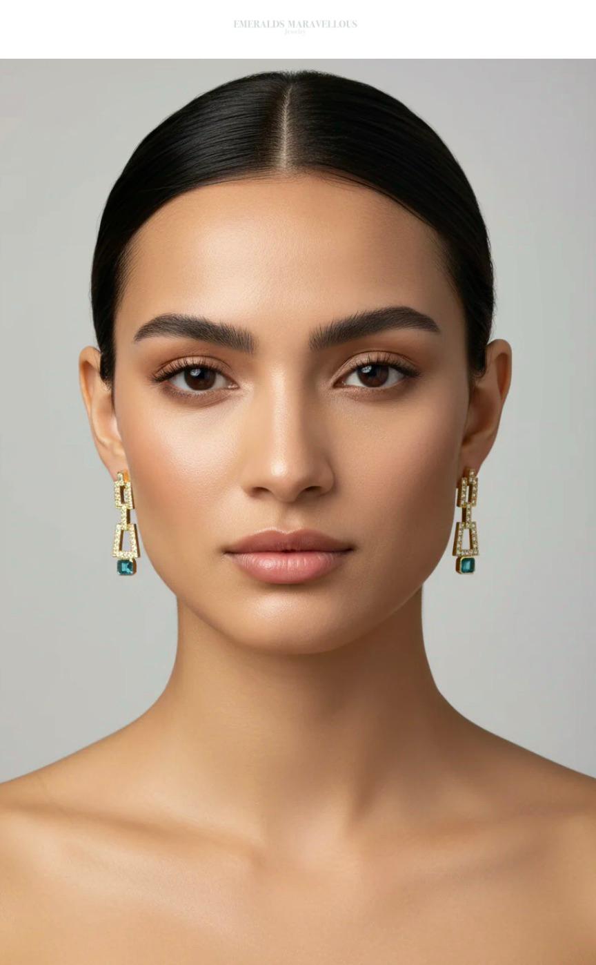 Raffinierte Tropfenohrringe zum Hängen! Es braucht nicht viel, wenn ein wunderschöner kolumbianischer Smaragd mit weißen Diamanten gepaart ist. Diese klassischen und zeitlosen Ohrringe haben 1,80 Karat natürlichen kolumbianischen Smaragd mit