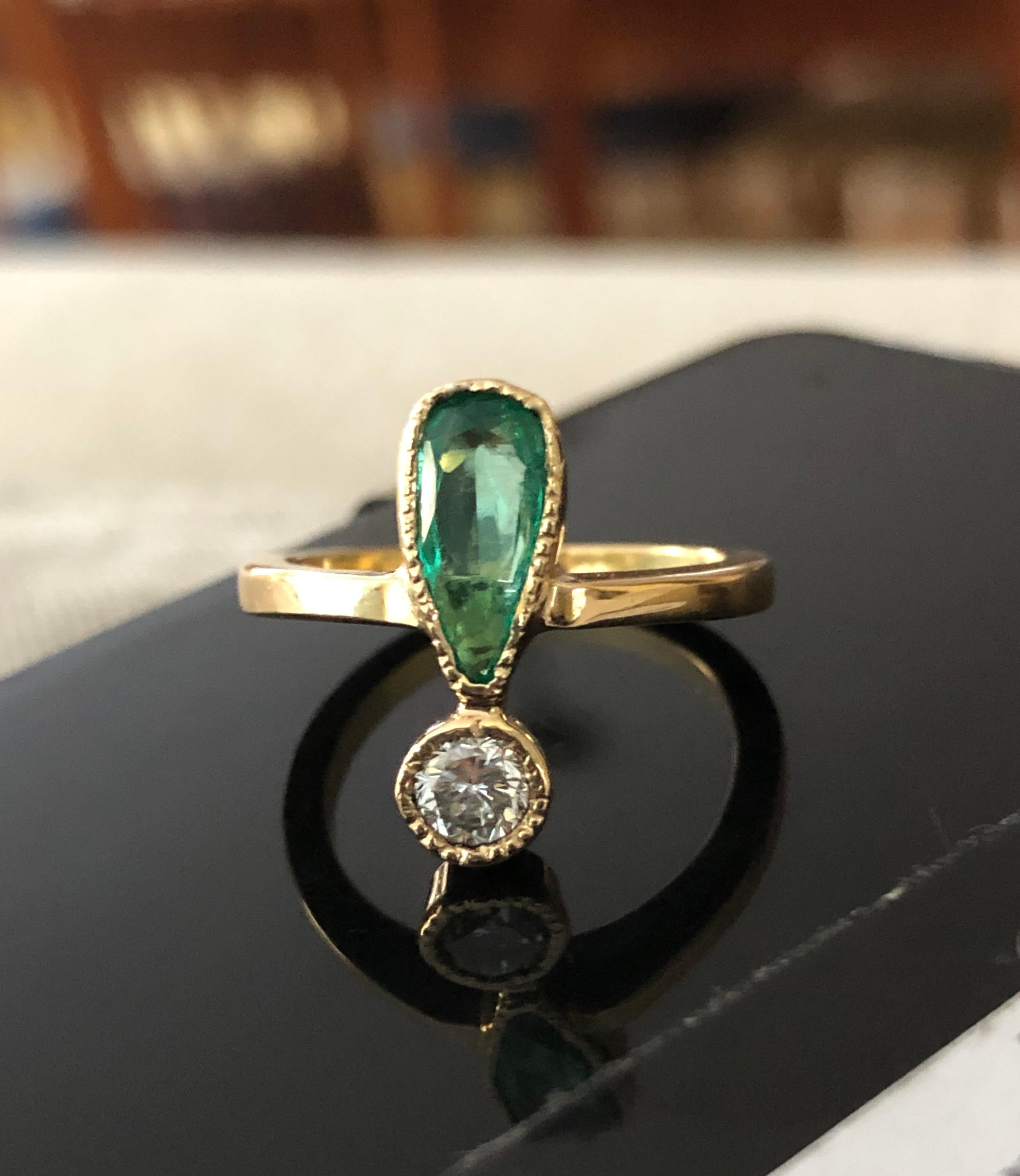 Natural Green Colombian Emerald Diamond Ring 18 Karat For Sale 1