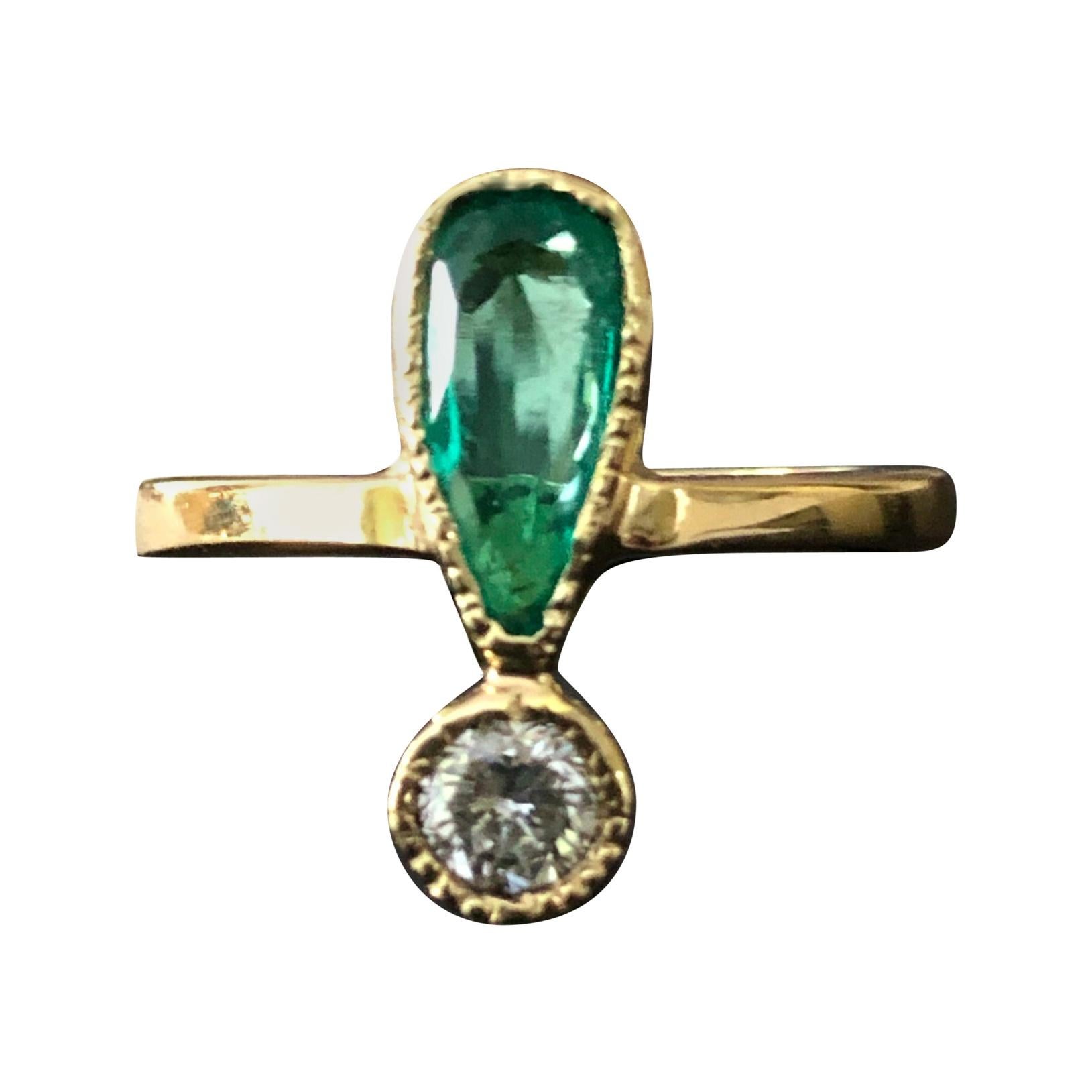 Women's Natural Green Colombian Emerald Diamond Ring 18 Karat For Sale