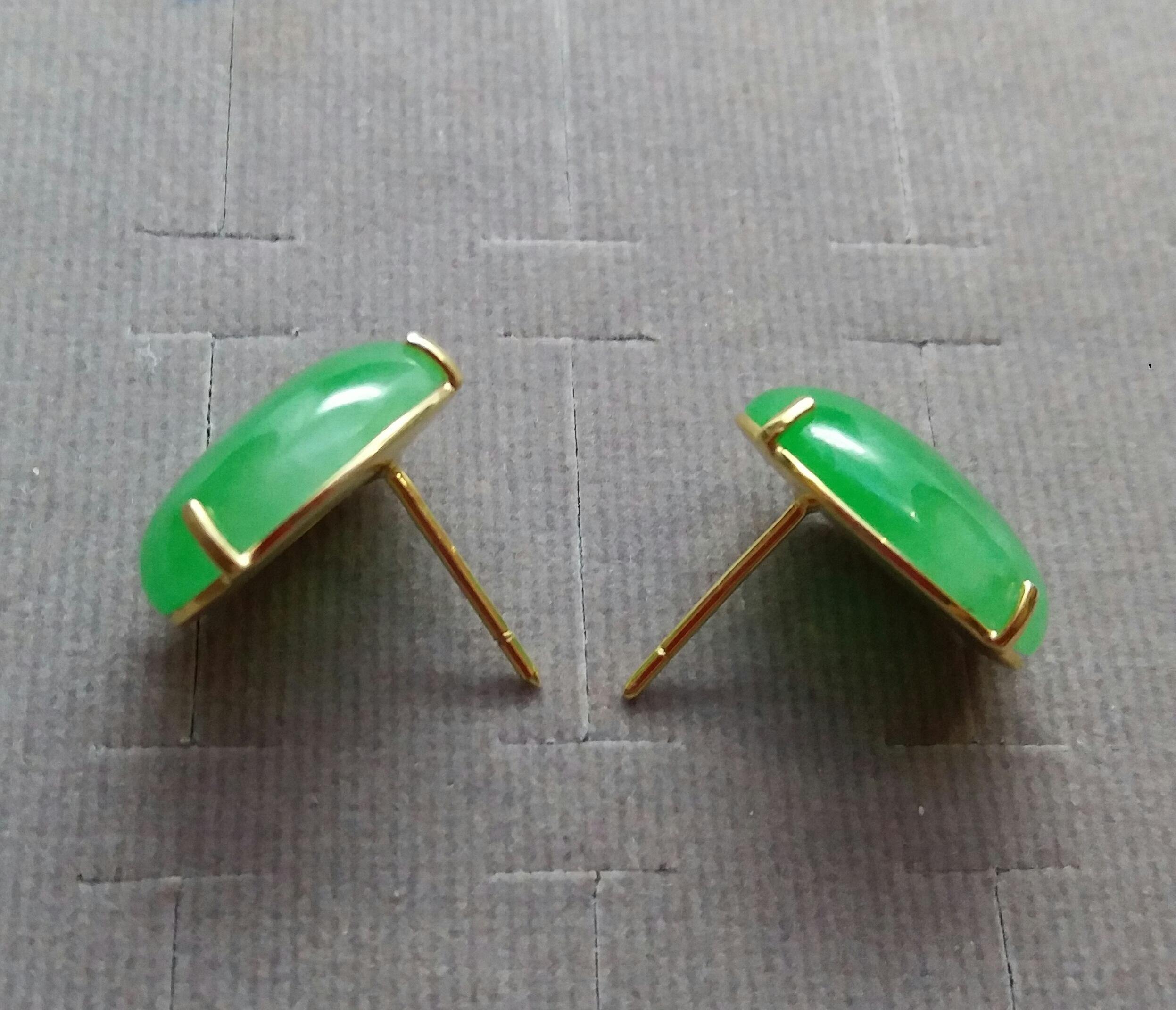 Natural Green Color Jade Oval Cabs 14 Karat Yellow Gold Stud Earrings In Good Condition For Sale In Bangkok, TH