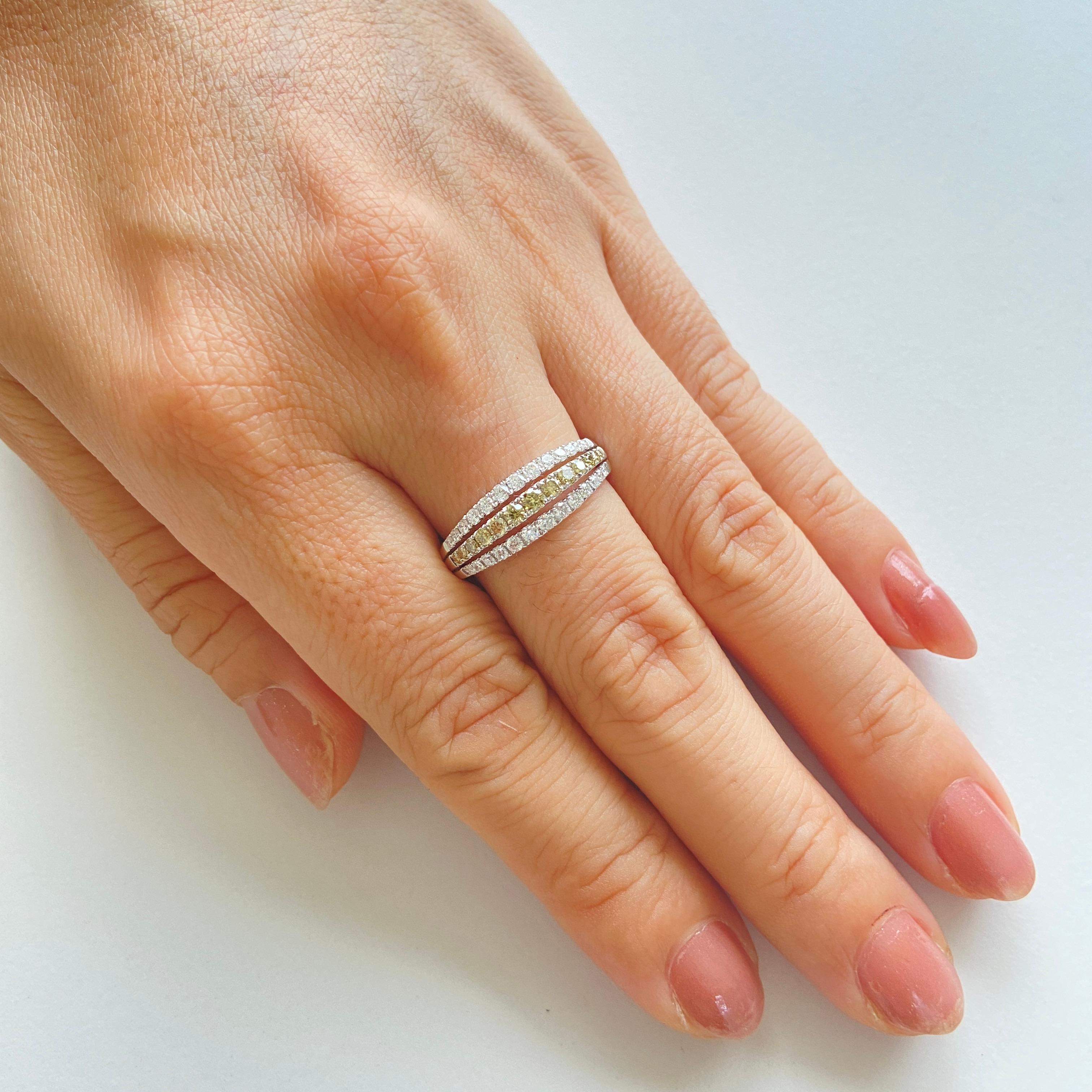 Bague en or 18 carats avec diamant vert naturel Neuf - En vente à Hong Kong, HK