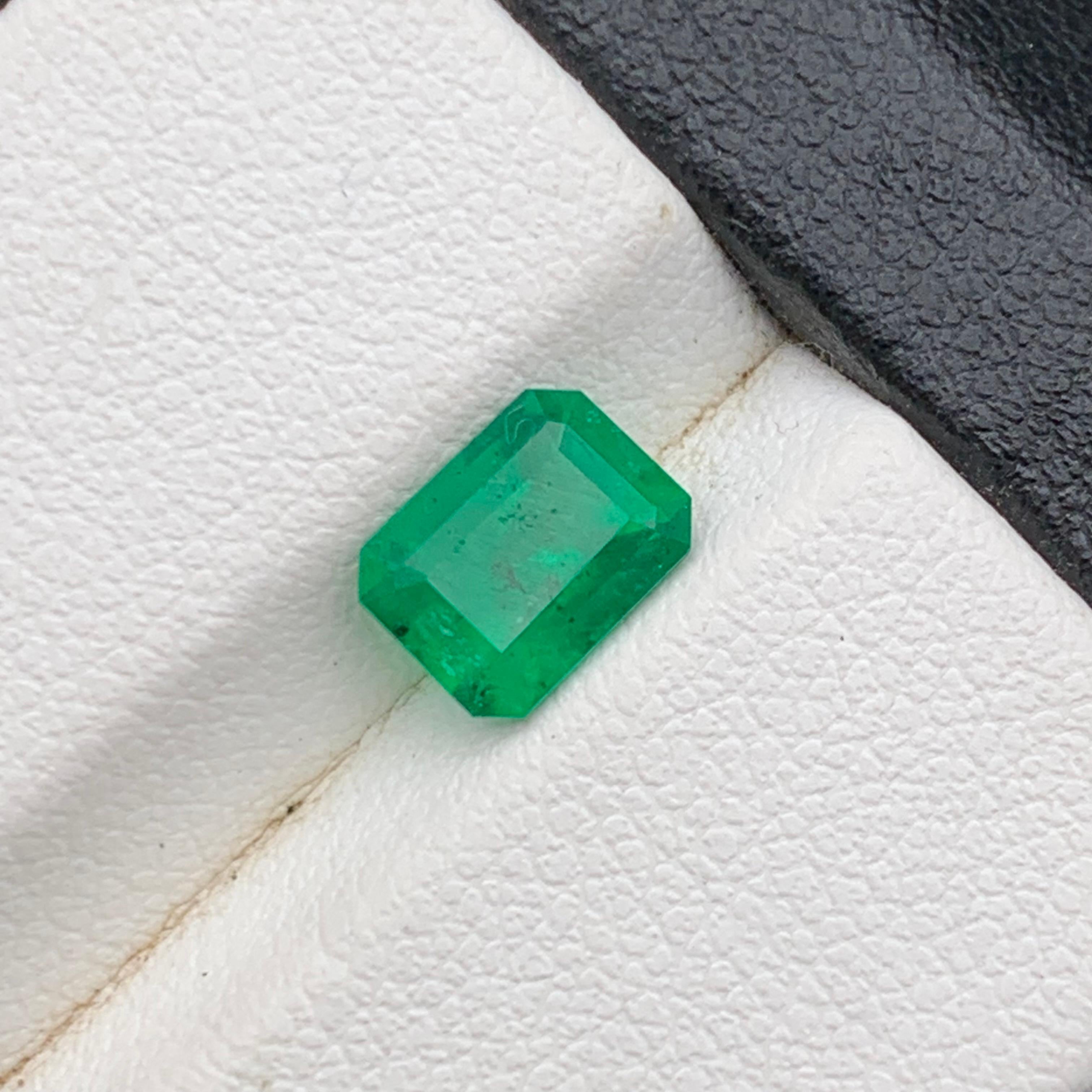 Rich Green Natural Emerald Lose Edelstein für Ring, Ohrringe, Halskette Anhänger, Armband oder jede andere Schmuck Einstellung Smaragd geschnitten von Swat Pakistan!!!

💎 EDELSTEINART: Smaragd
⚖️ GEWICHT: 1,14 Karat
FORM & SCHNITT: