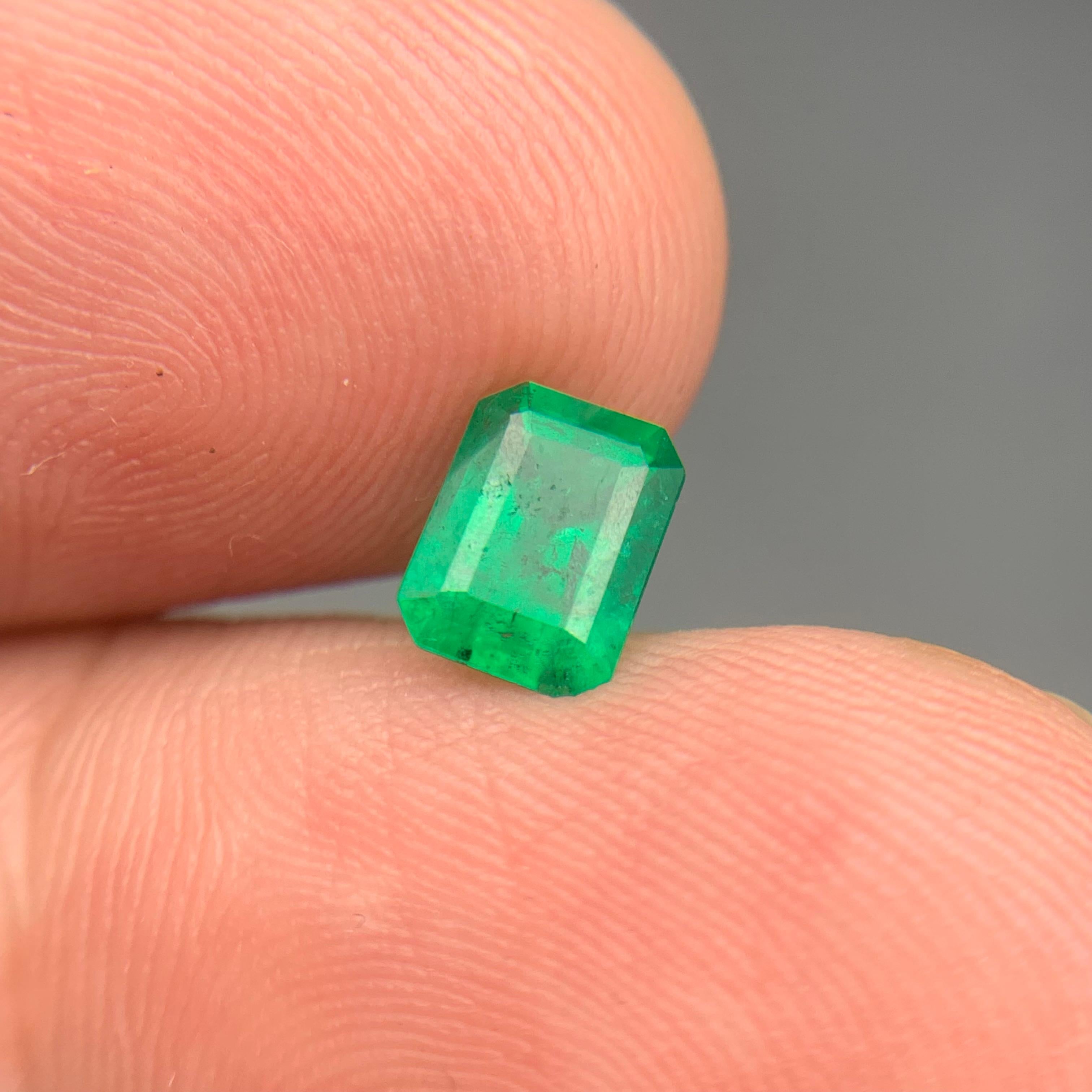 Natürlicher grüner Smaragd 1,14 Karat Loser Edelstein - für Ring oder Schmuckfassung im Angebot 1